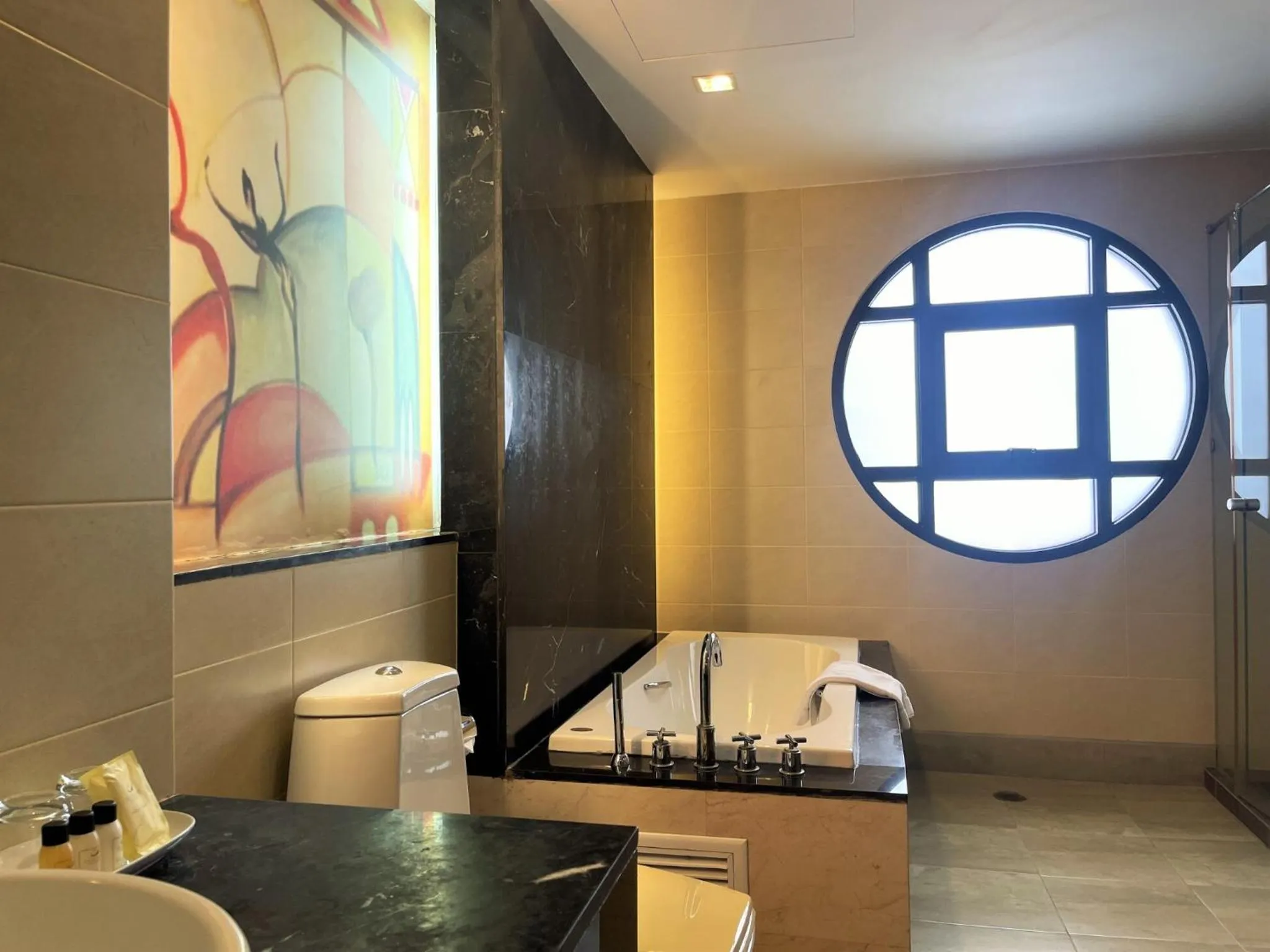 Toilet in Long Beach Garden Hotel & Pavilions