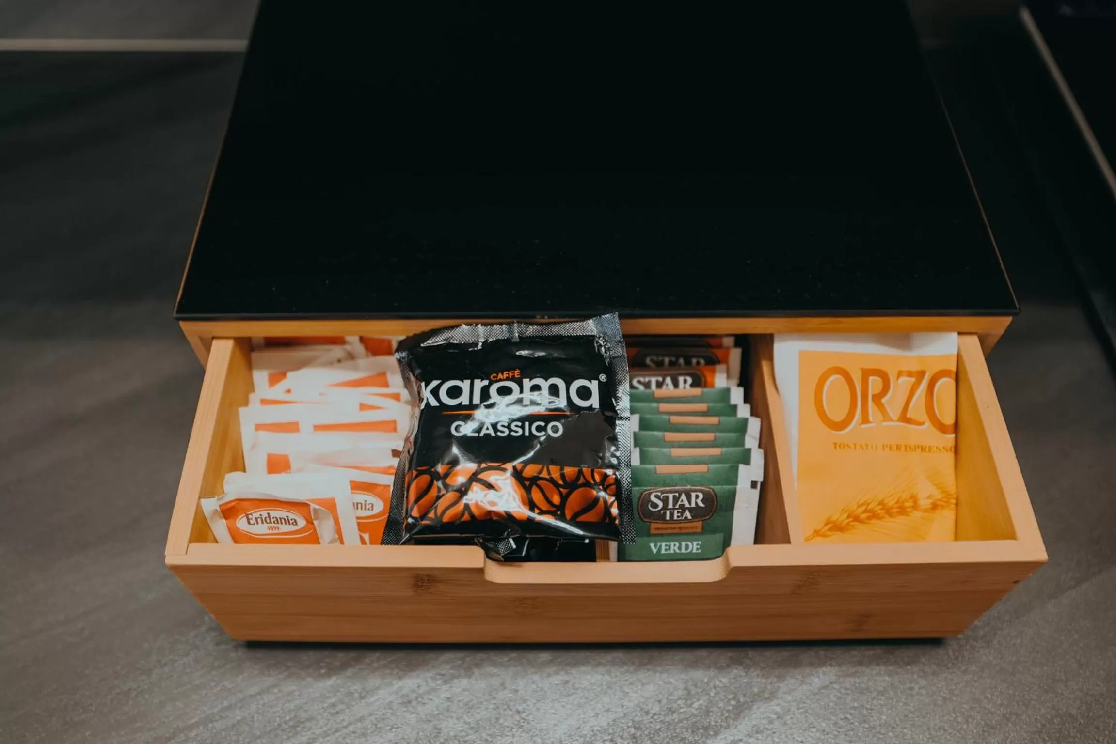 Coffee/tea facilities in Brettia Guest Rooms