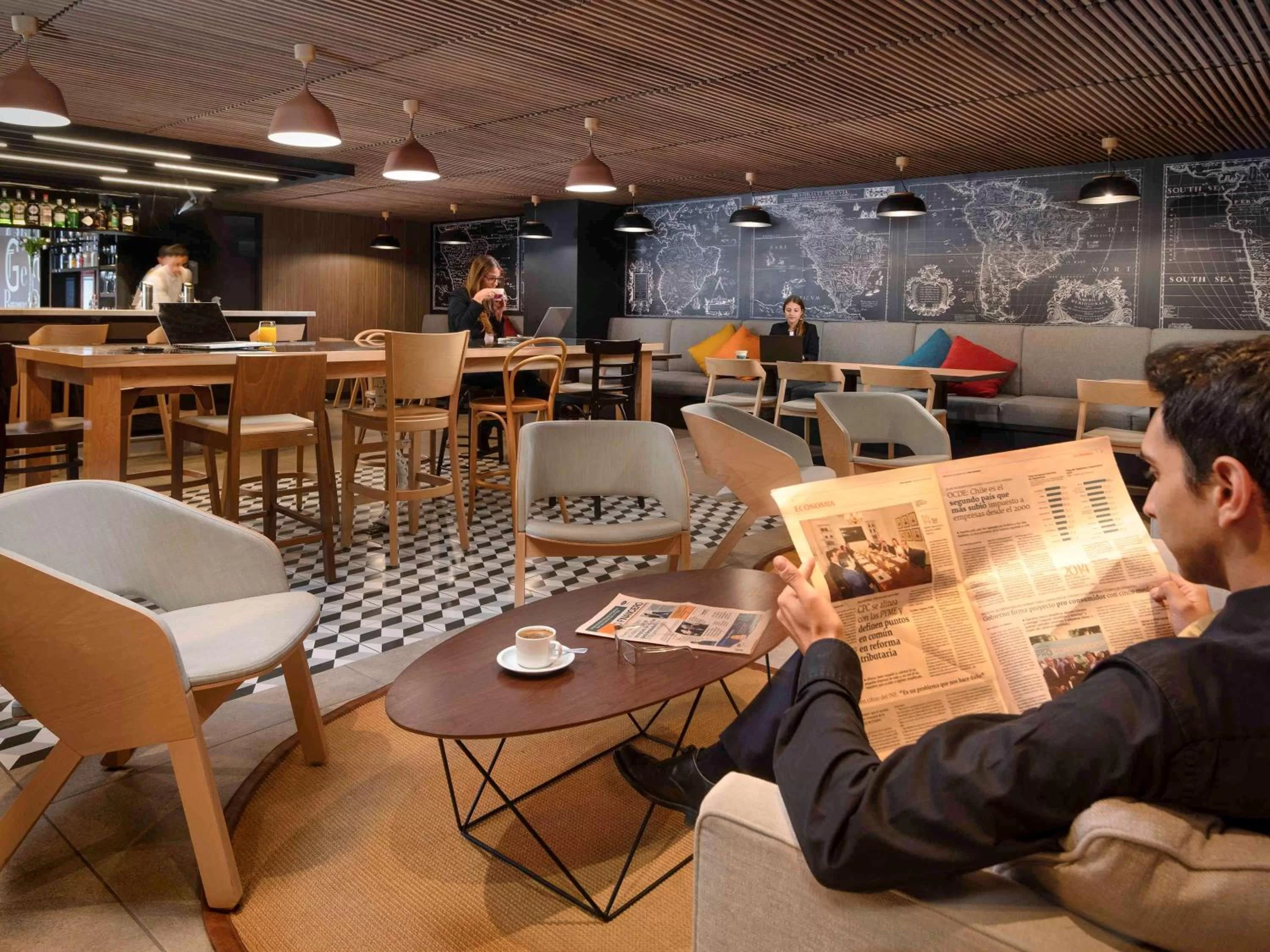 Lounge or bar in Novotel Santiago Providencia