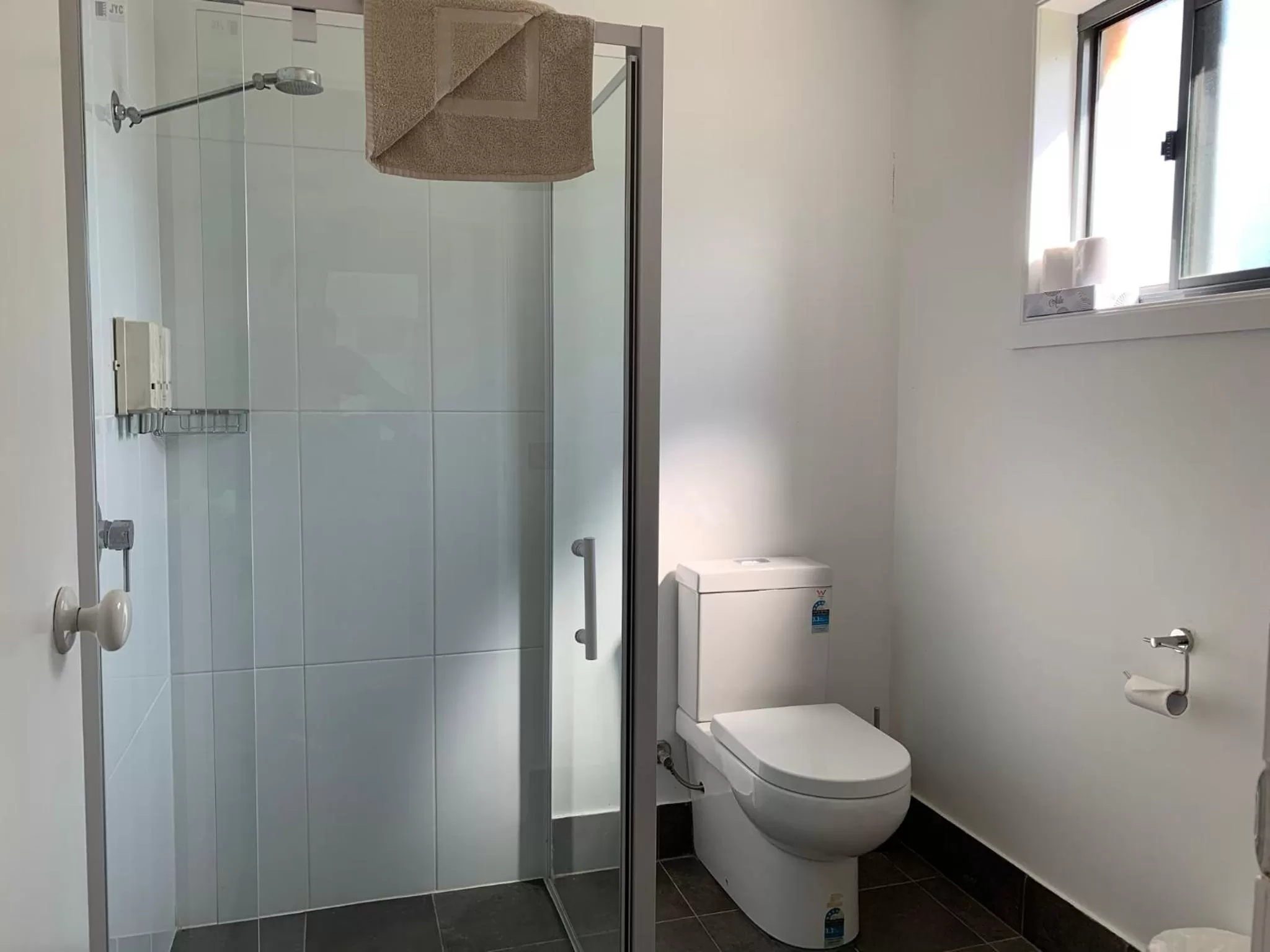 Bathroom in Swaggers Motor Inn