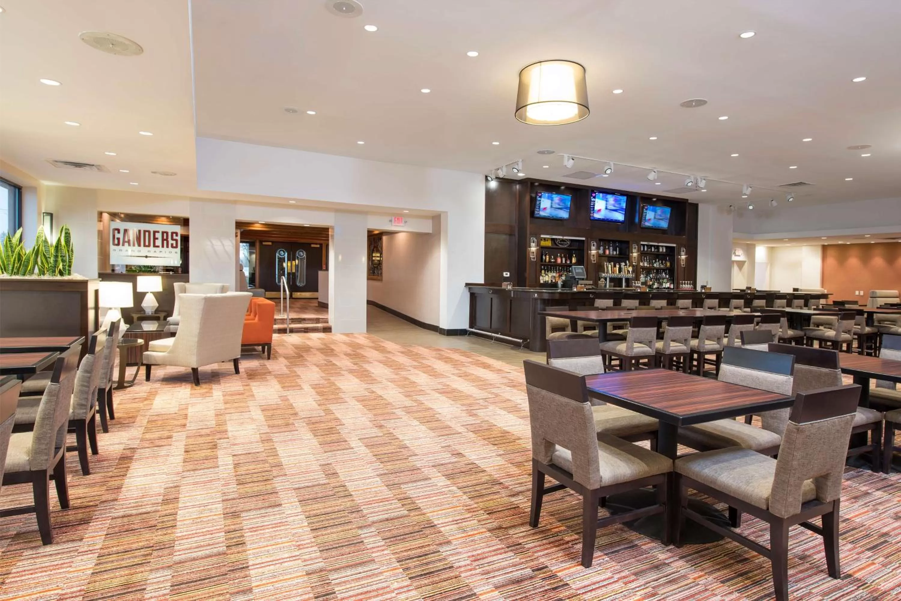 Lounge or bar in DoubleTree by Hilton Hotel Grand Rapids Airport