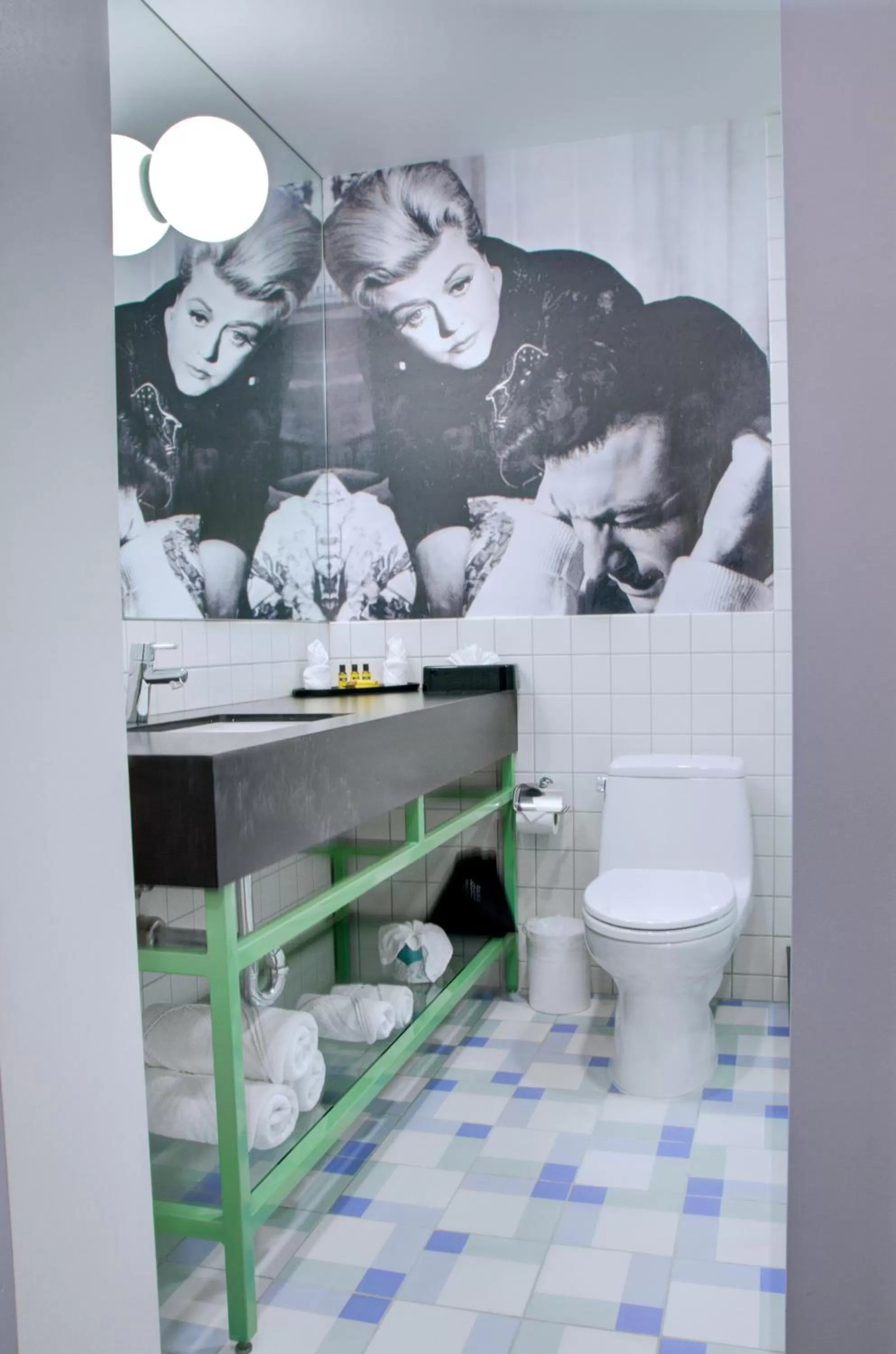 Toilet in The Hollywood Franklin Hotel near Universal Studios