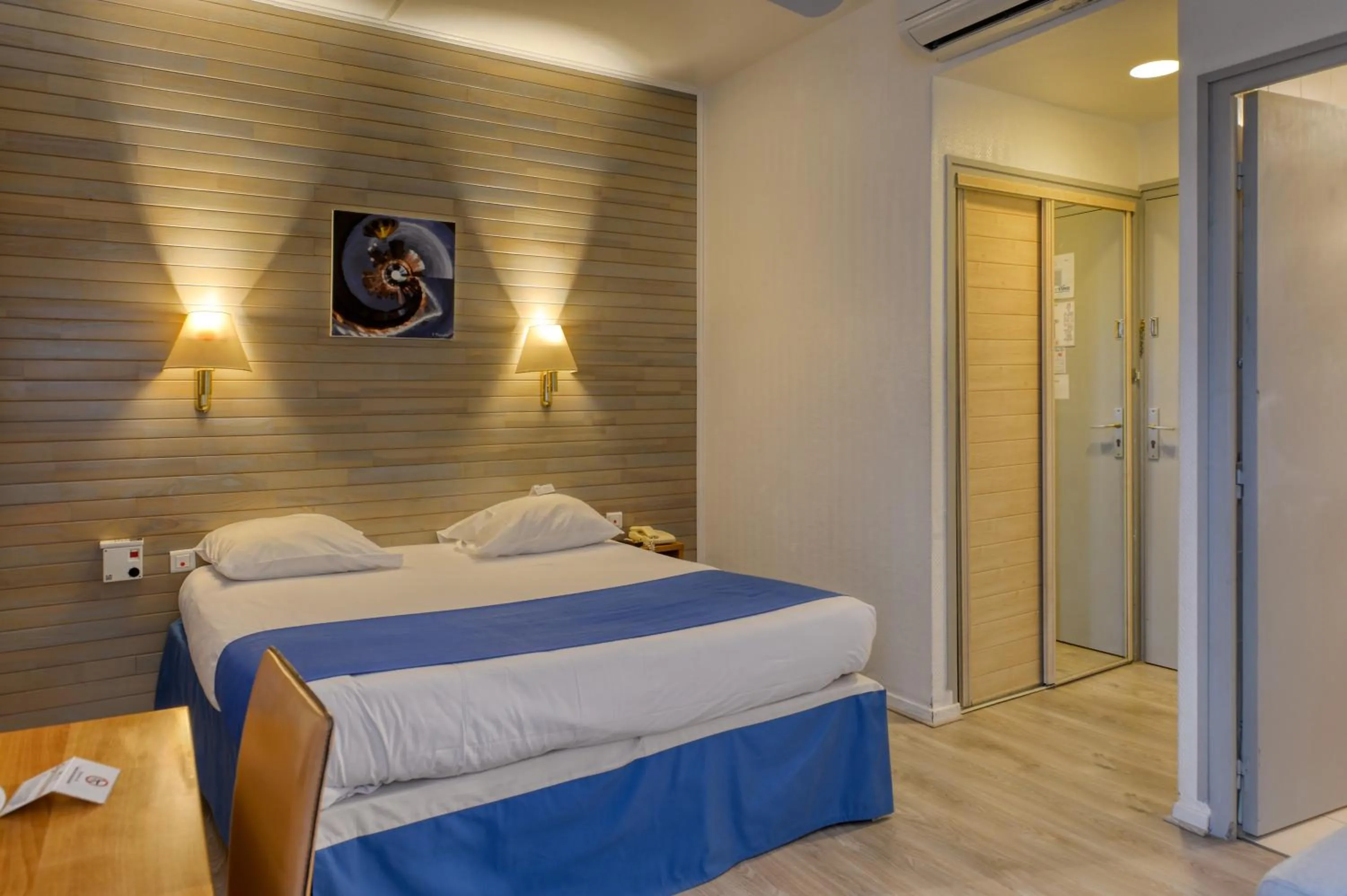 Bed in Brit Hotel du Commerce Bergerac