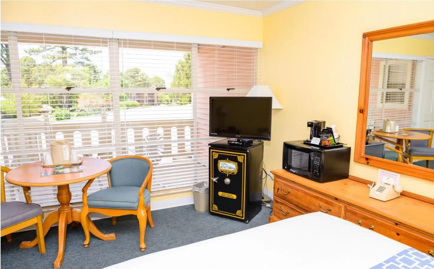 Bedroom, TV/Entertainment Center in Land O Nod Inn