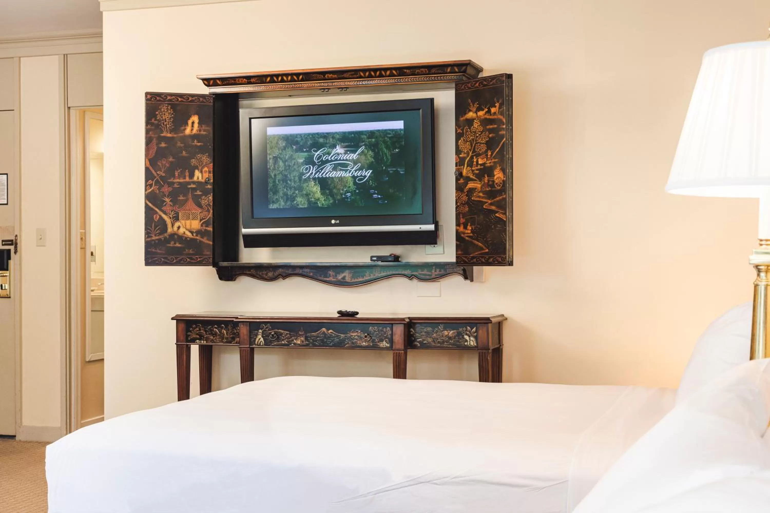 TV and multimedia, Bed in Griffin Hotel, an official Colonial Williamsburg Hotel