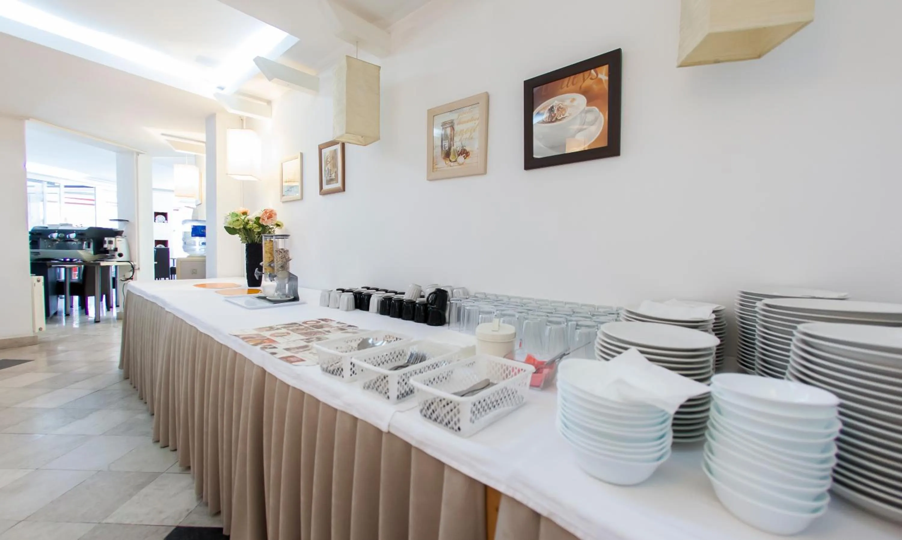 Restaurant/places to eat in Hotel Hayat