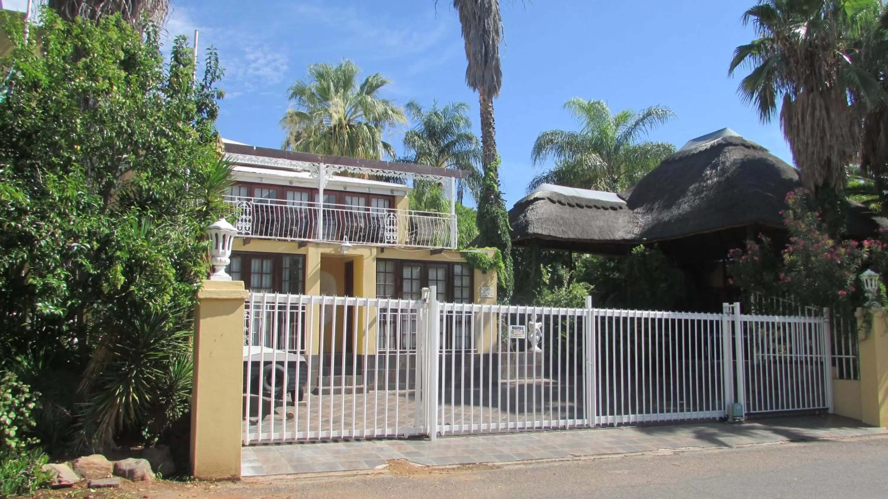 Facade/entrance in Victoria Manor