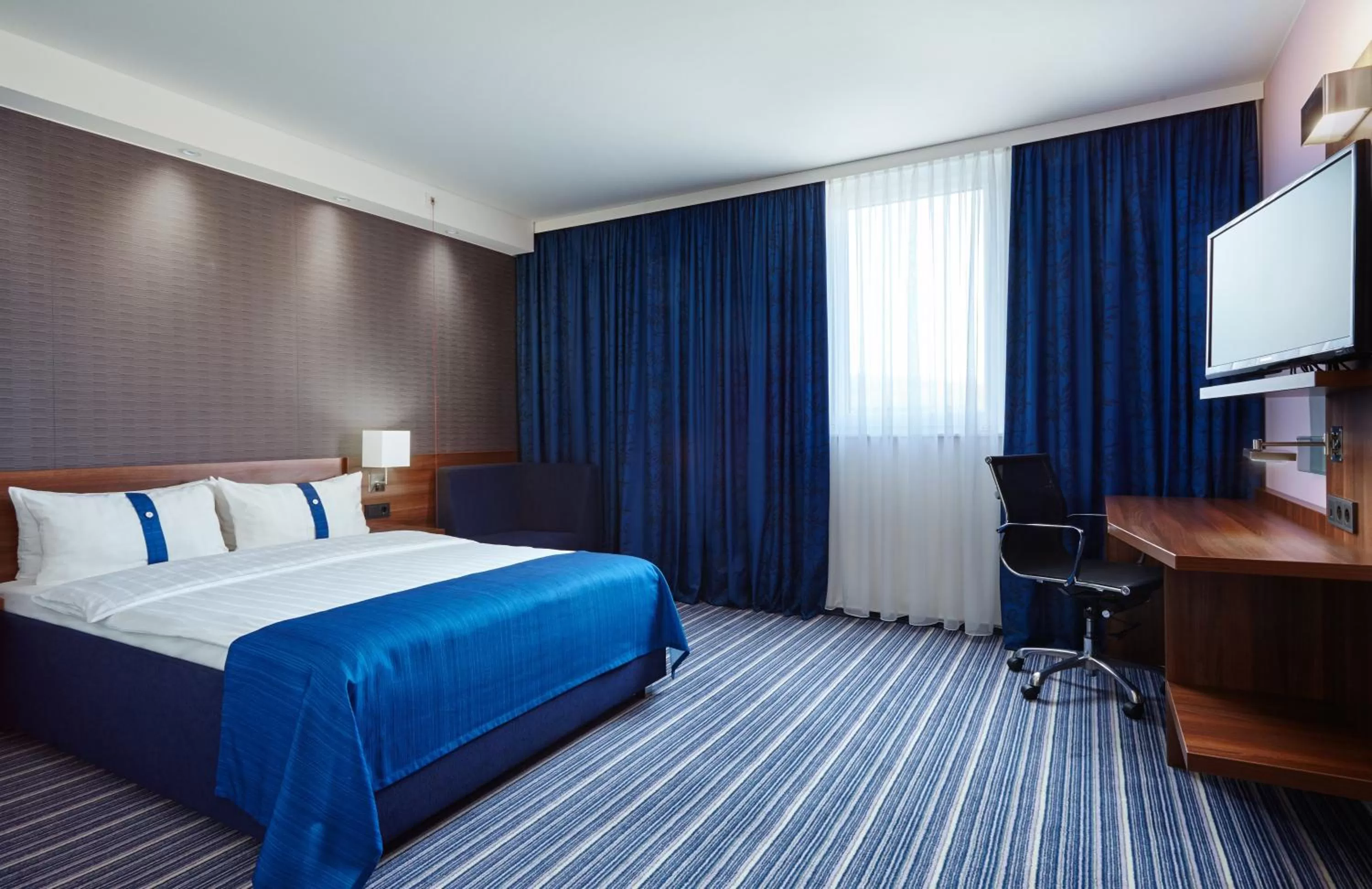 Photo of the whole room, Bed in Holiday Inn Express Neunkirchen by IHG
