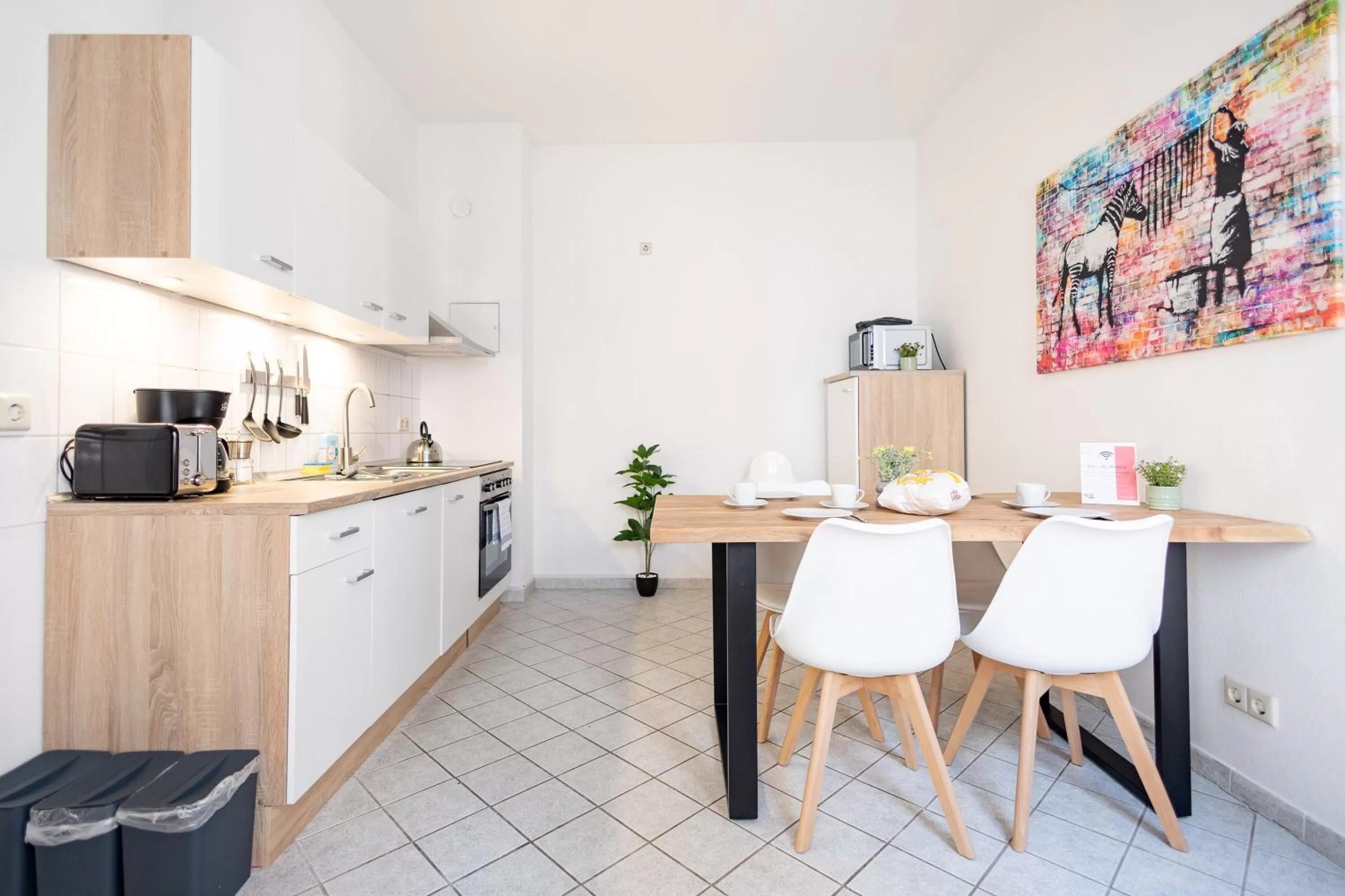 Kitchen or kitchenette, Kitchen/Kitchenette in Ko-Living Space an der Oper - Street Art Design Apartments
