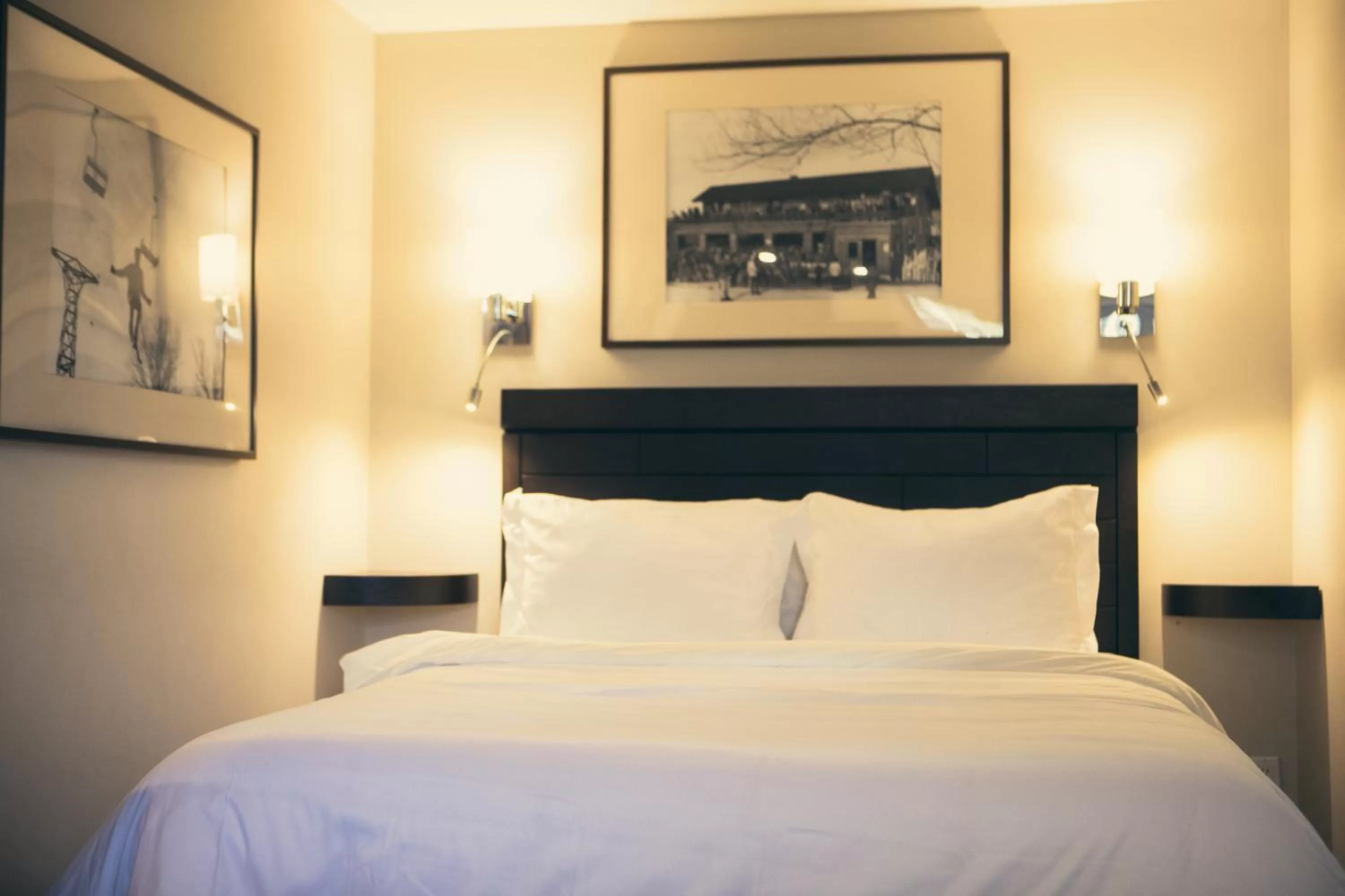 Bed in Le Montagnard, Auberge Hôtel & Chalets