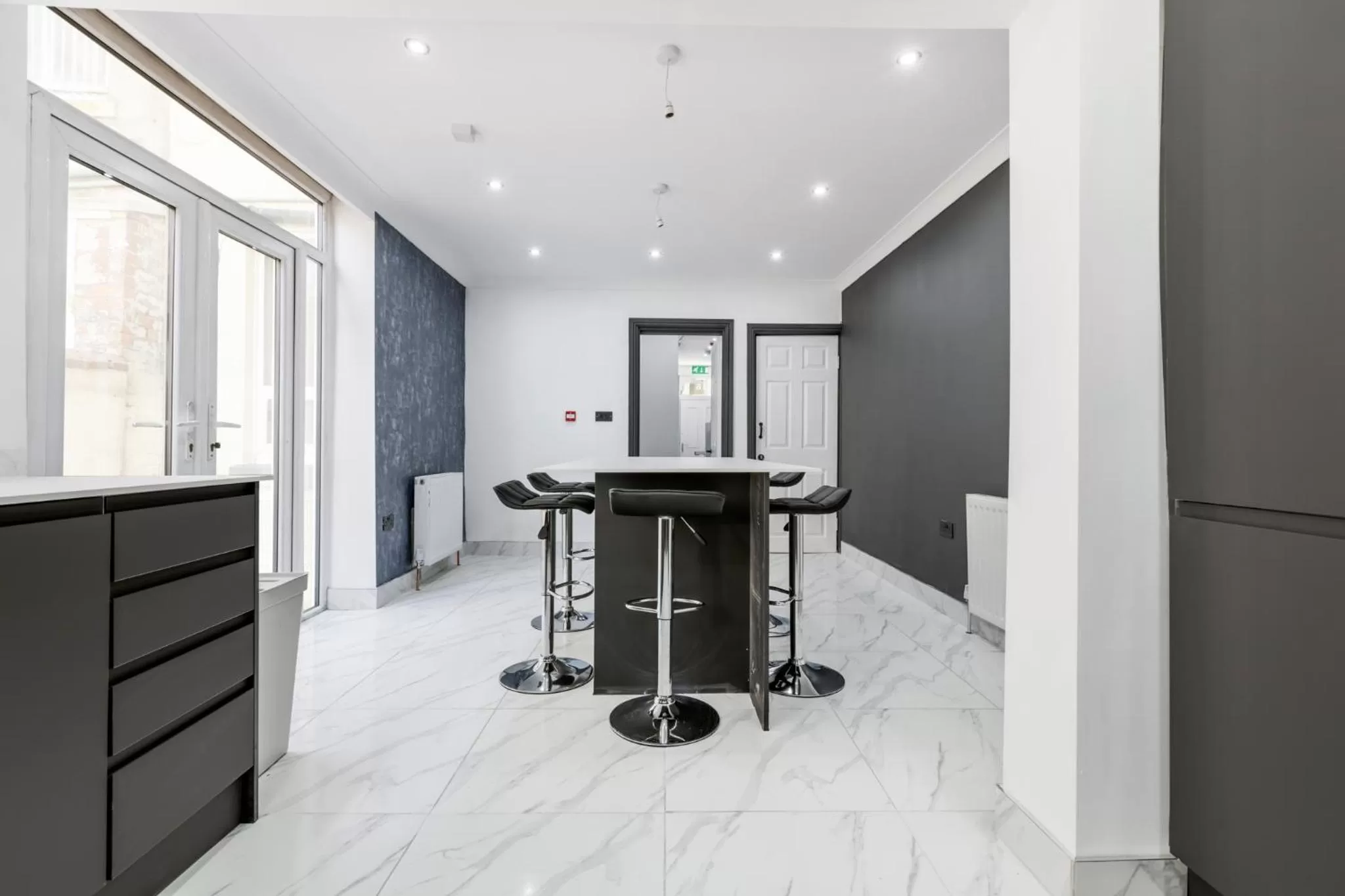 Kitchen or kitchenette in Crystal Towers Sasco Apartments