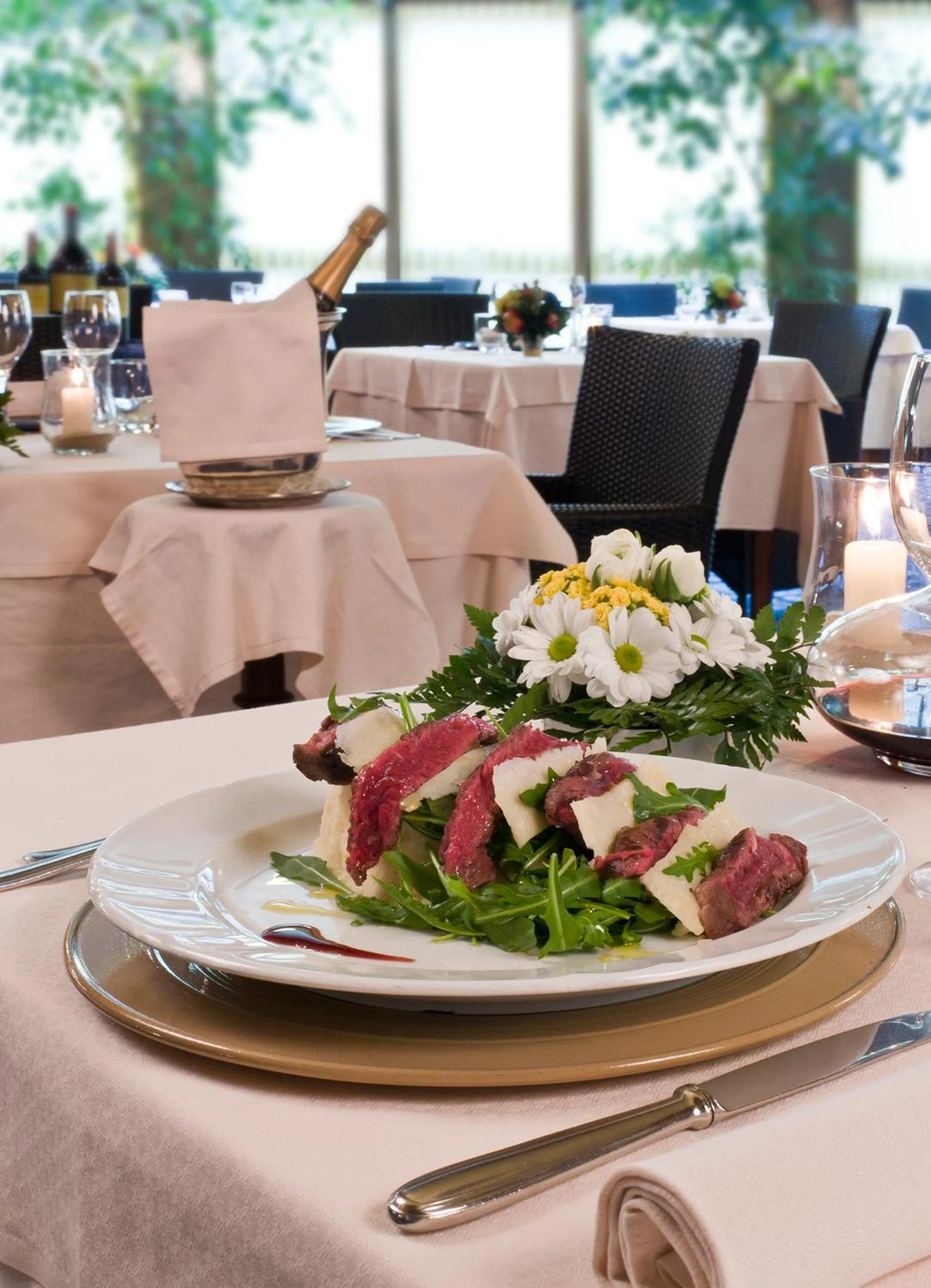 Restaurant/places to eat in Hotel Savoy