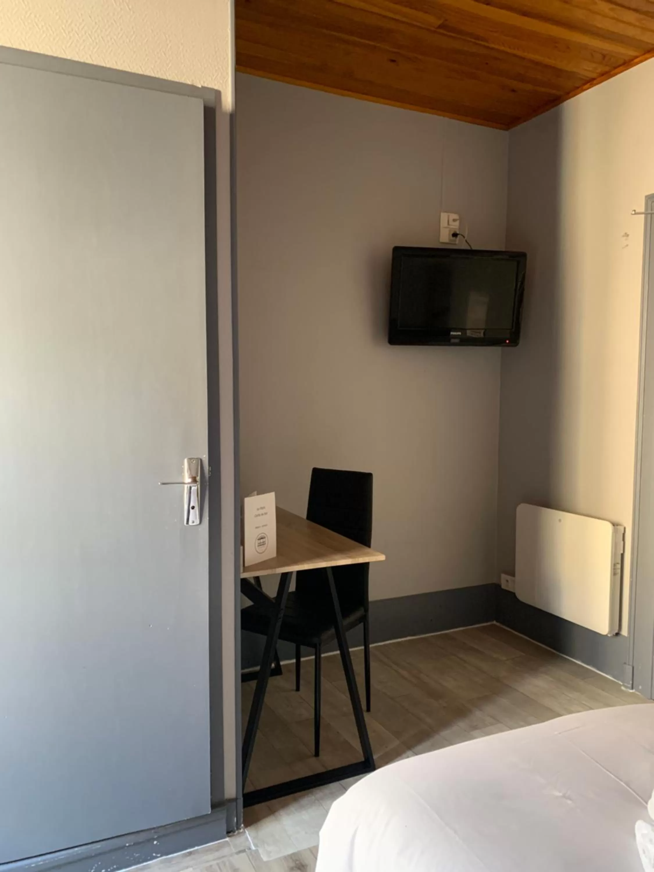 TV and multimedia, TV/Entertainment Center in Hôtel & Restaurant Le Patio VICHY