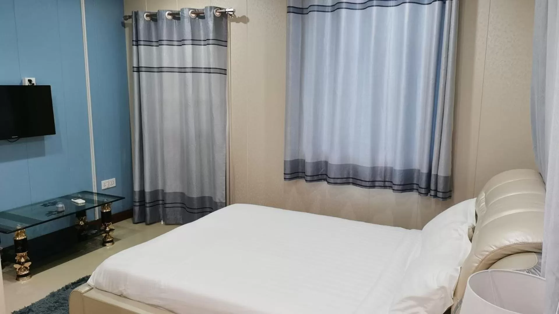 Bedroom, Bed in Riverside Hotel