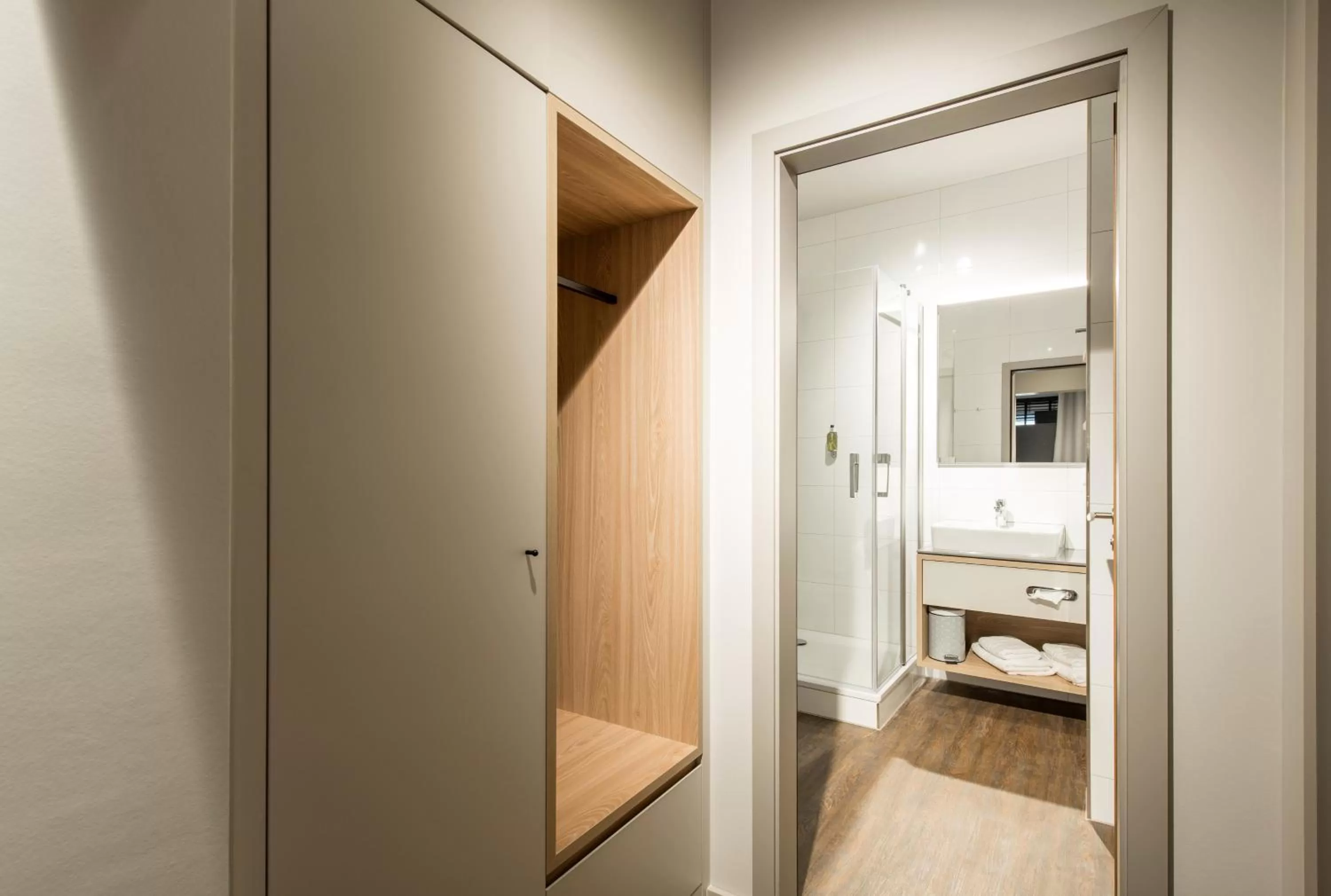 Bathroom, Bed in stattHotel Weimar