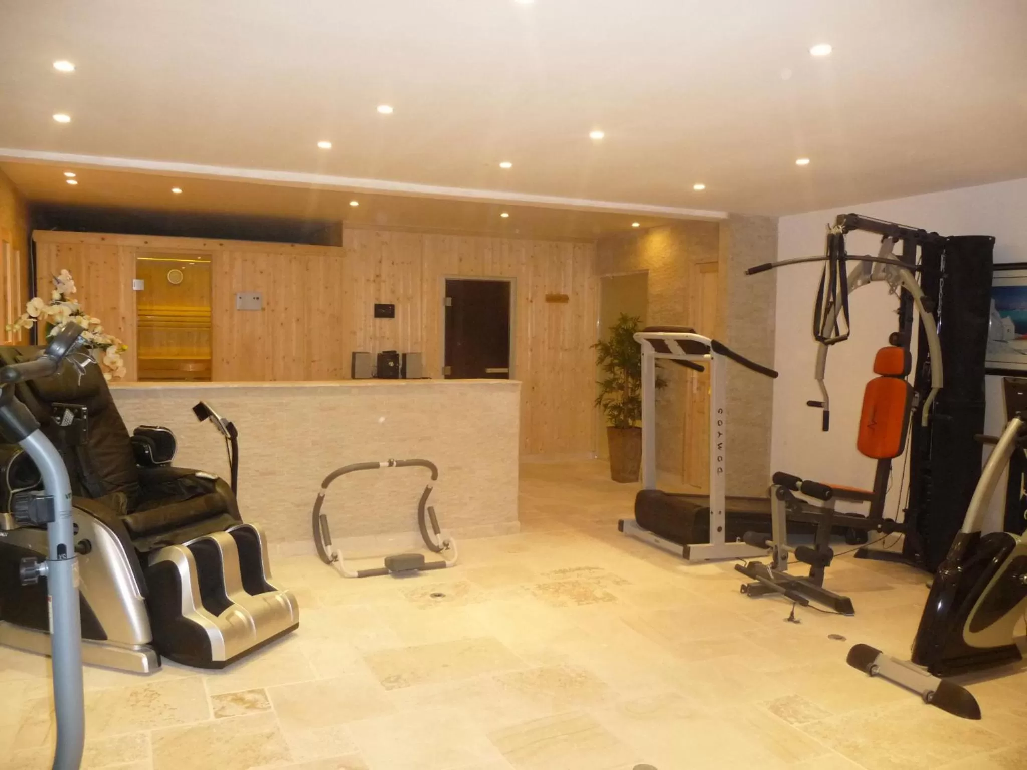 Fitness centre/facilities in "AU HAVRE DE PAIX" 5 étoiles Prestige jacuzzi, hammam, sauna, PISCINE chauffée Mougins Cannes Grasse