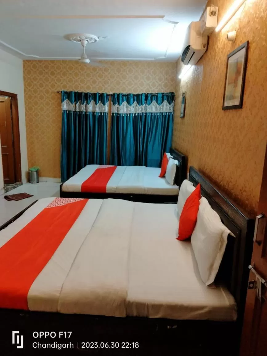 Bed in Hotel Diamond Ring Chandigarh