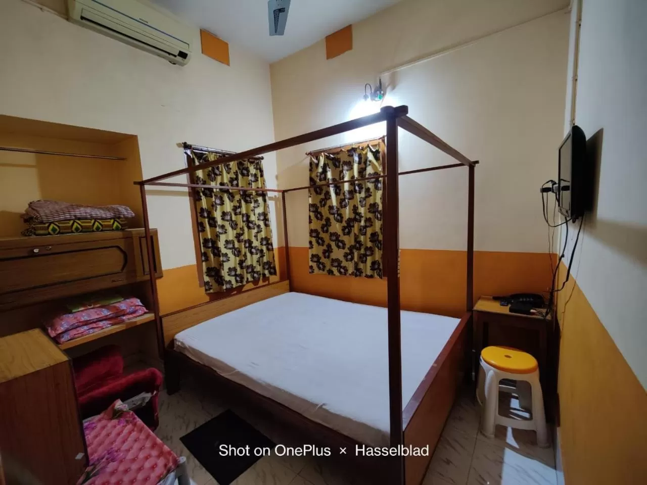 Photo of the whole room, Bed in Monalisa Lodge