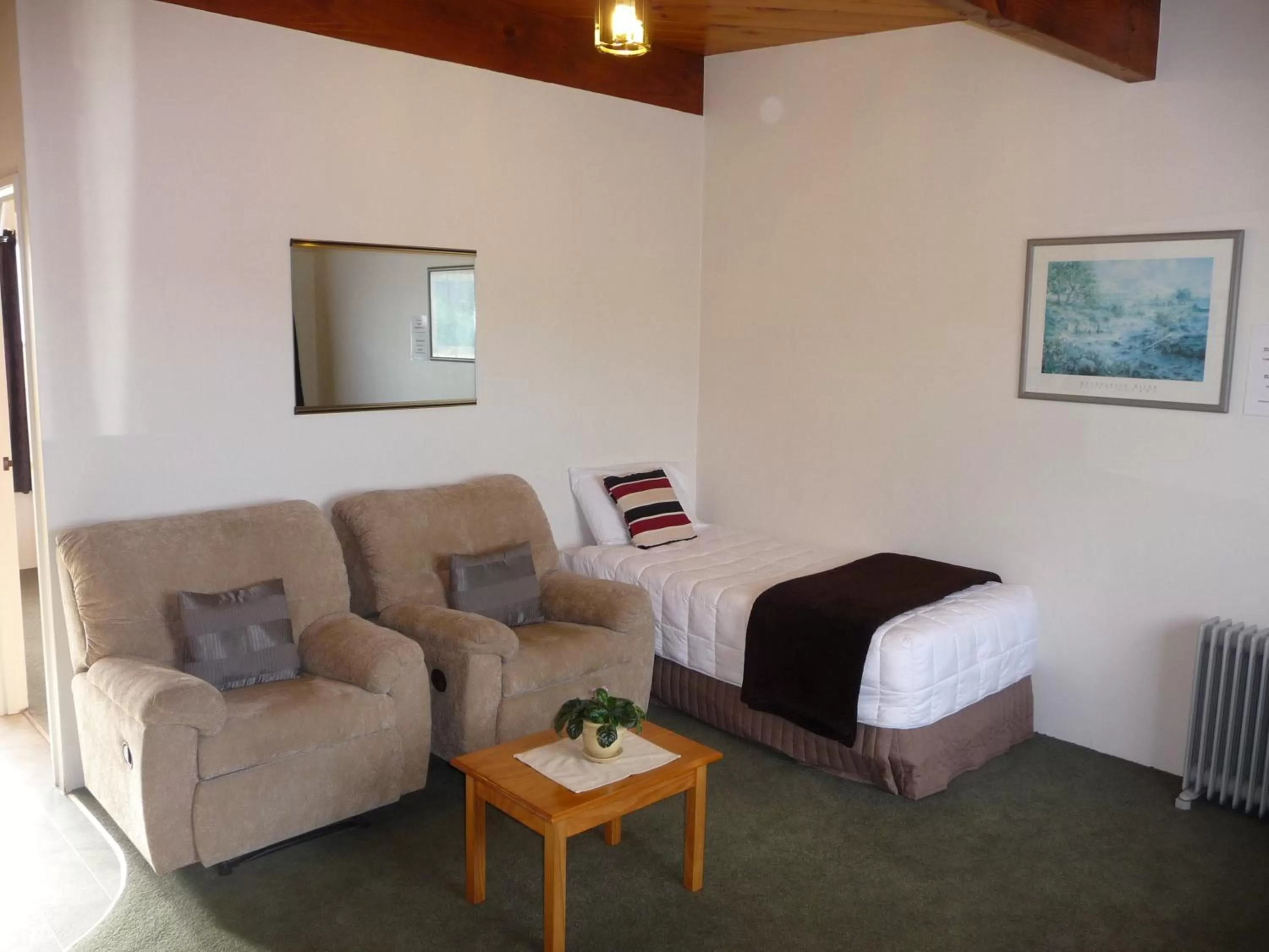 Bed in Coachman's Lodge Motel