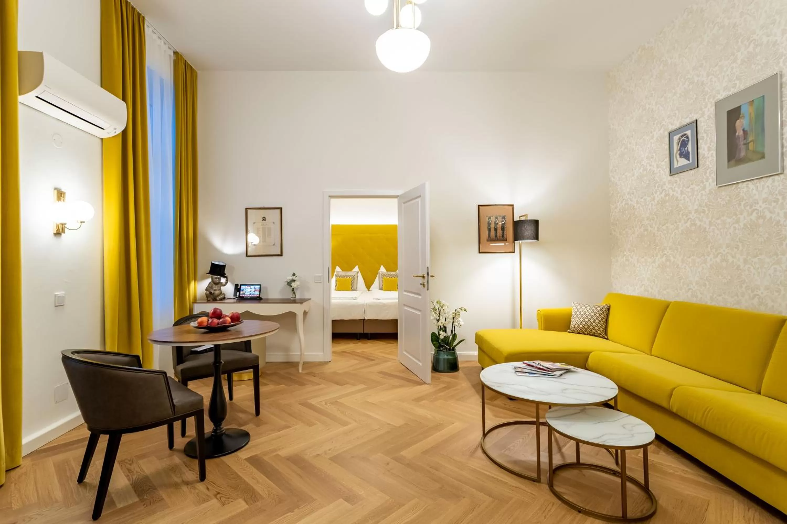 Living room, Bed in Theaterhotel & Suites Wien