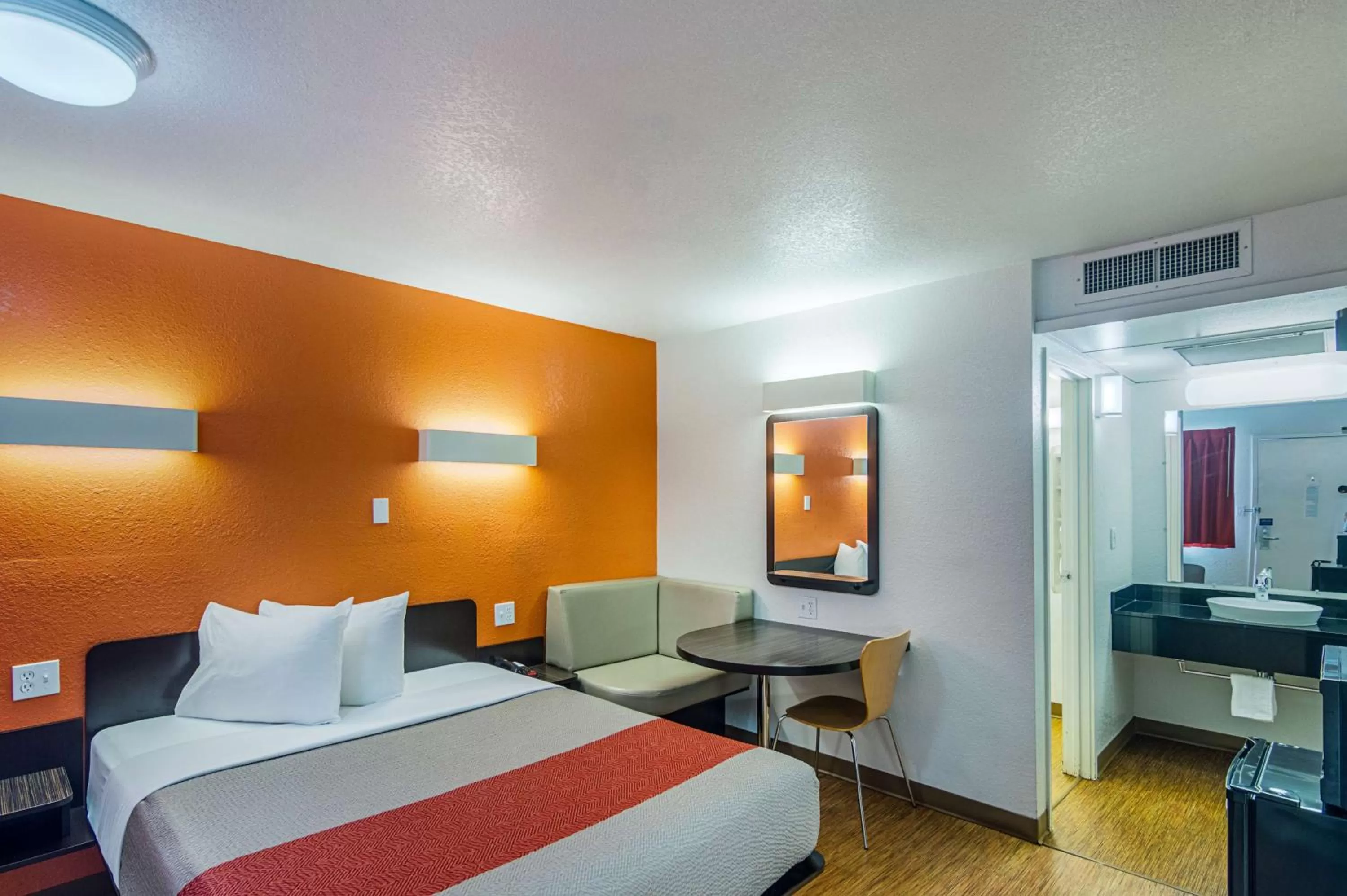 Photo of the whole room, Bed in Motel 6-Ardmore, OK