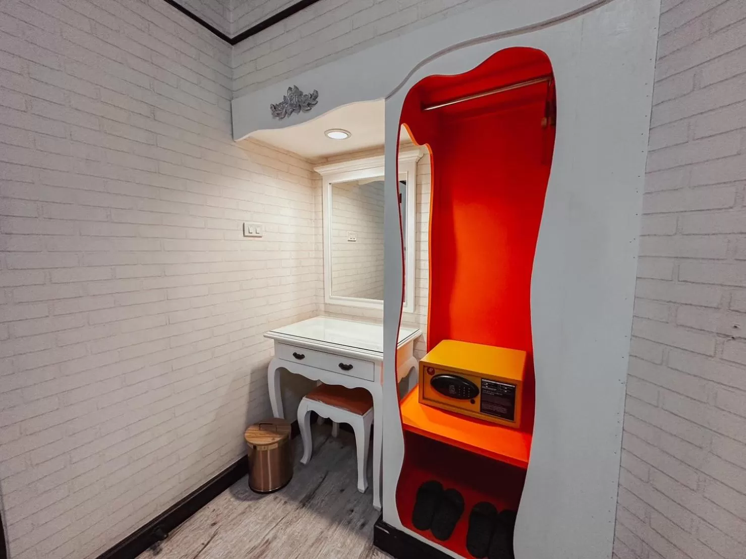 wardrobe in Hotel De Khuvieng