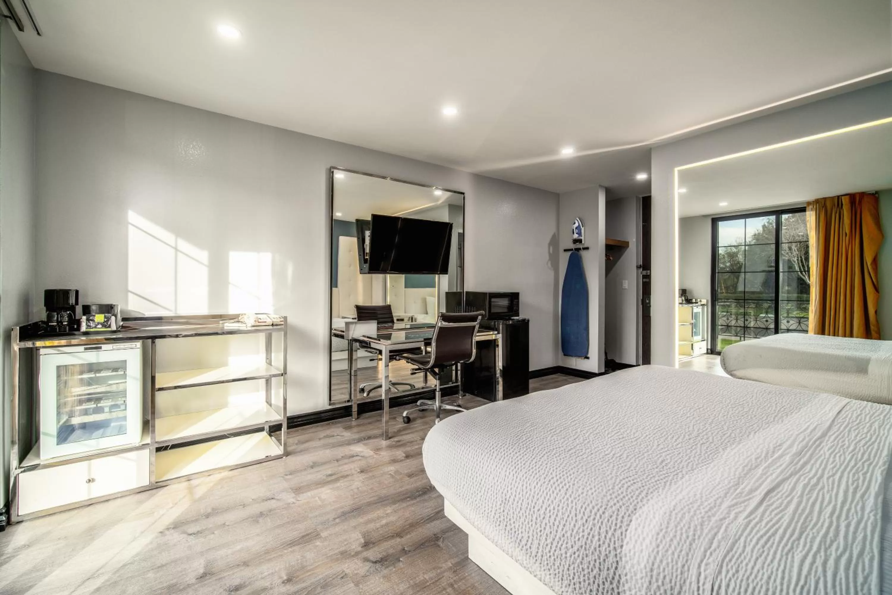 Bed in Hotel Calle Joaquin - San Luis Obispo