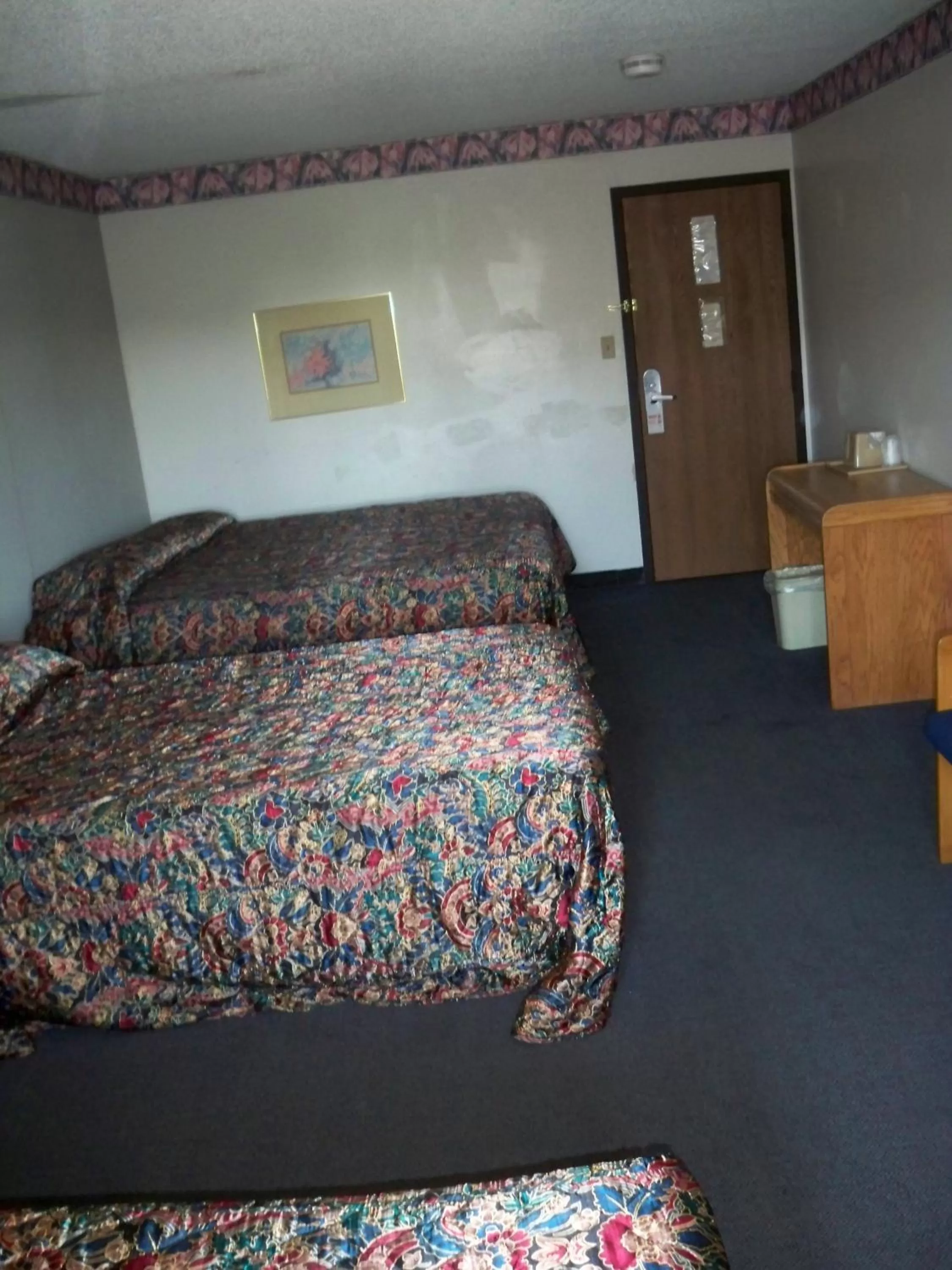 Bedroom, Bed in Economy Inn Wentzville