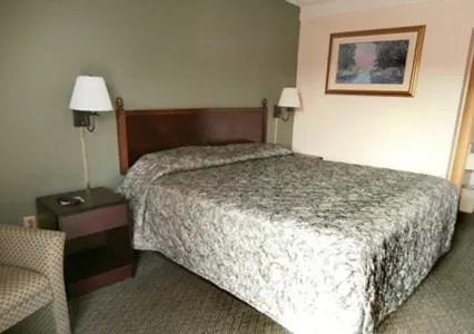 King Room - Smoking  in Rodeway Inn Laurens