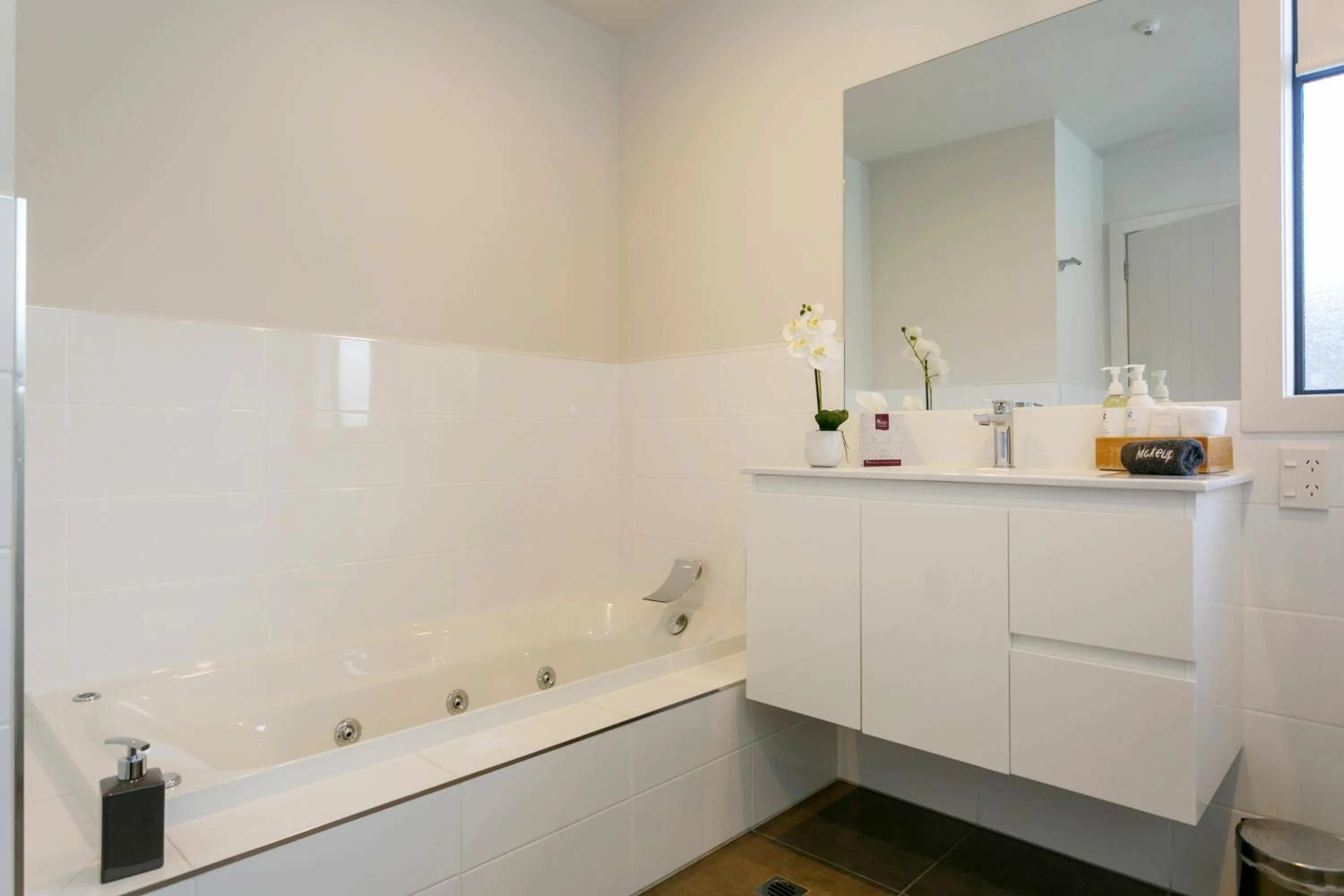 Bath in Acacia Lake View Motel