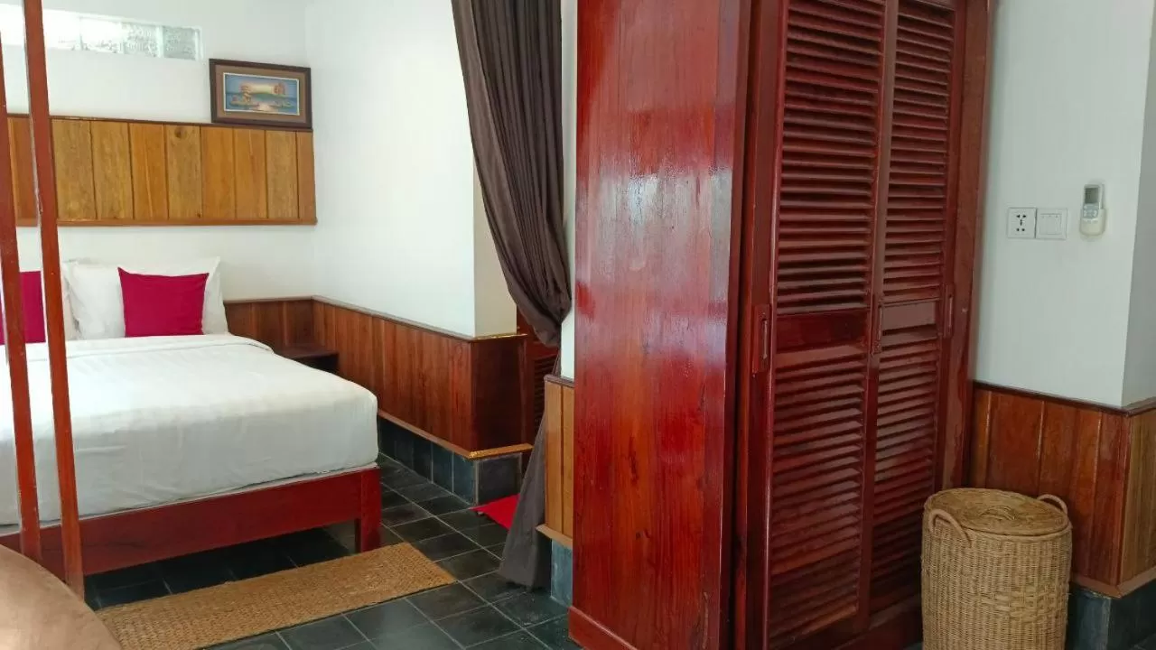 Photo of the whole room, Bed in Maison Model d'Angkor