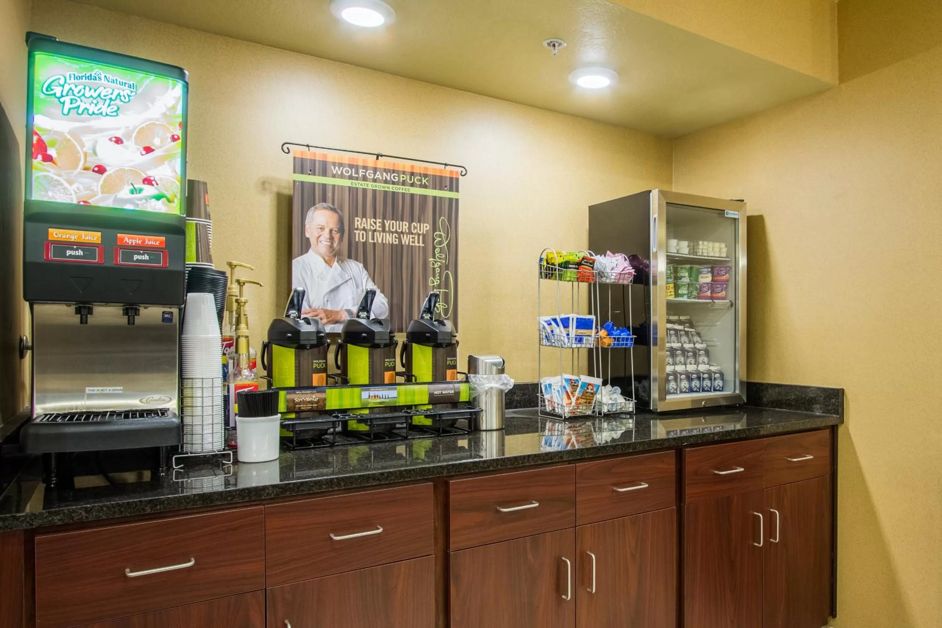 Breakfast in Cobblestone Inn & Suites - Corry