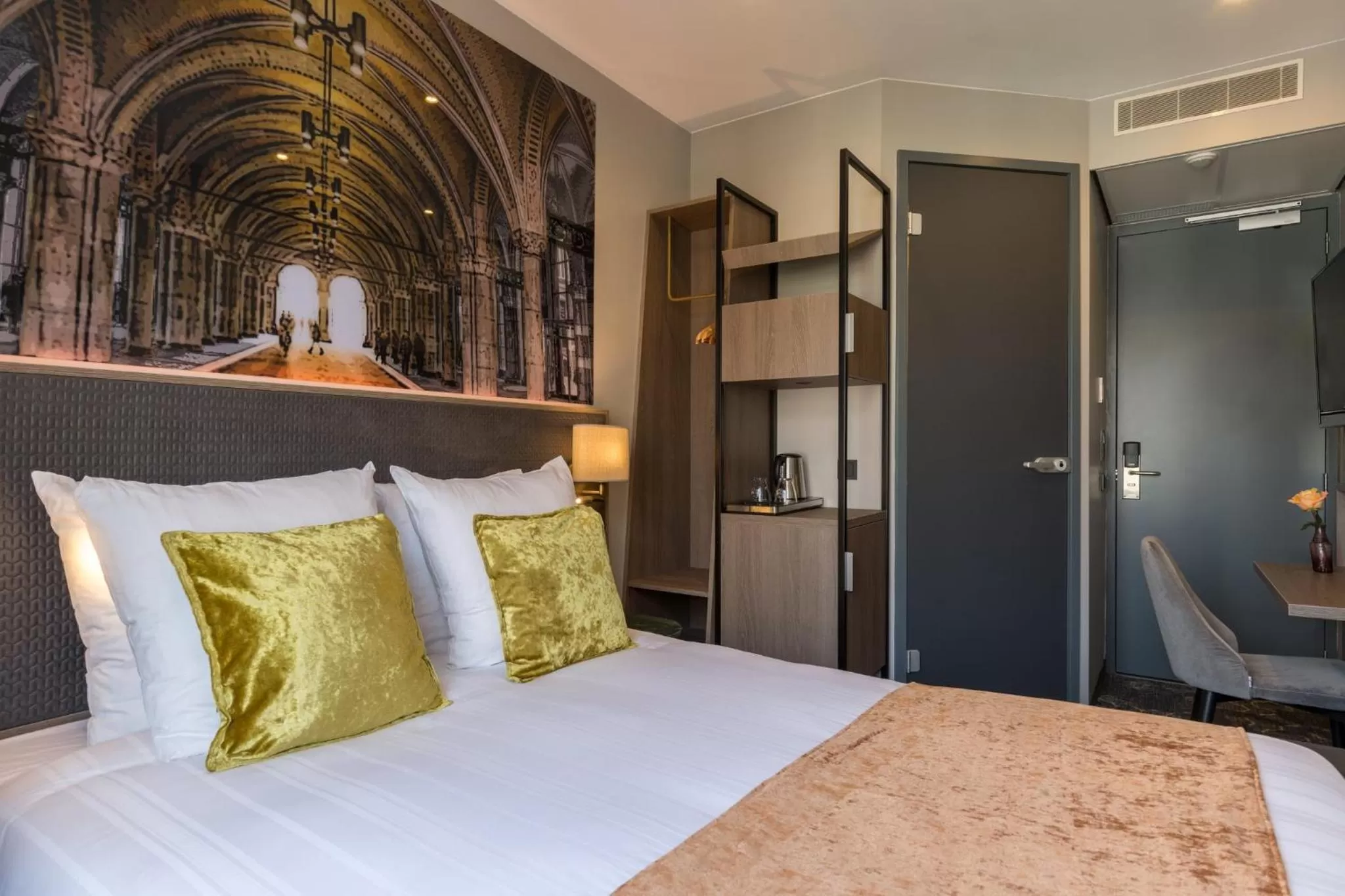 Photo of the whole room, Bed in Leonardo Boutique Museumhotel