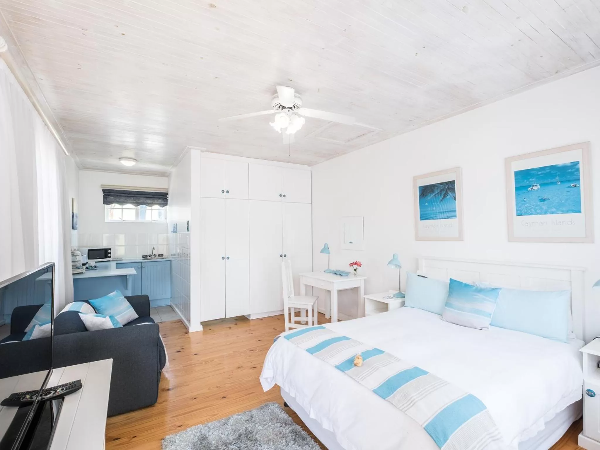 Photo of the whole room in On the Bay