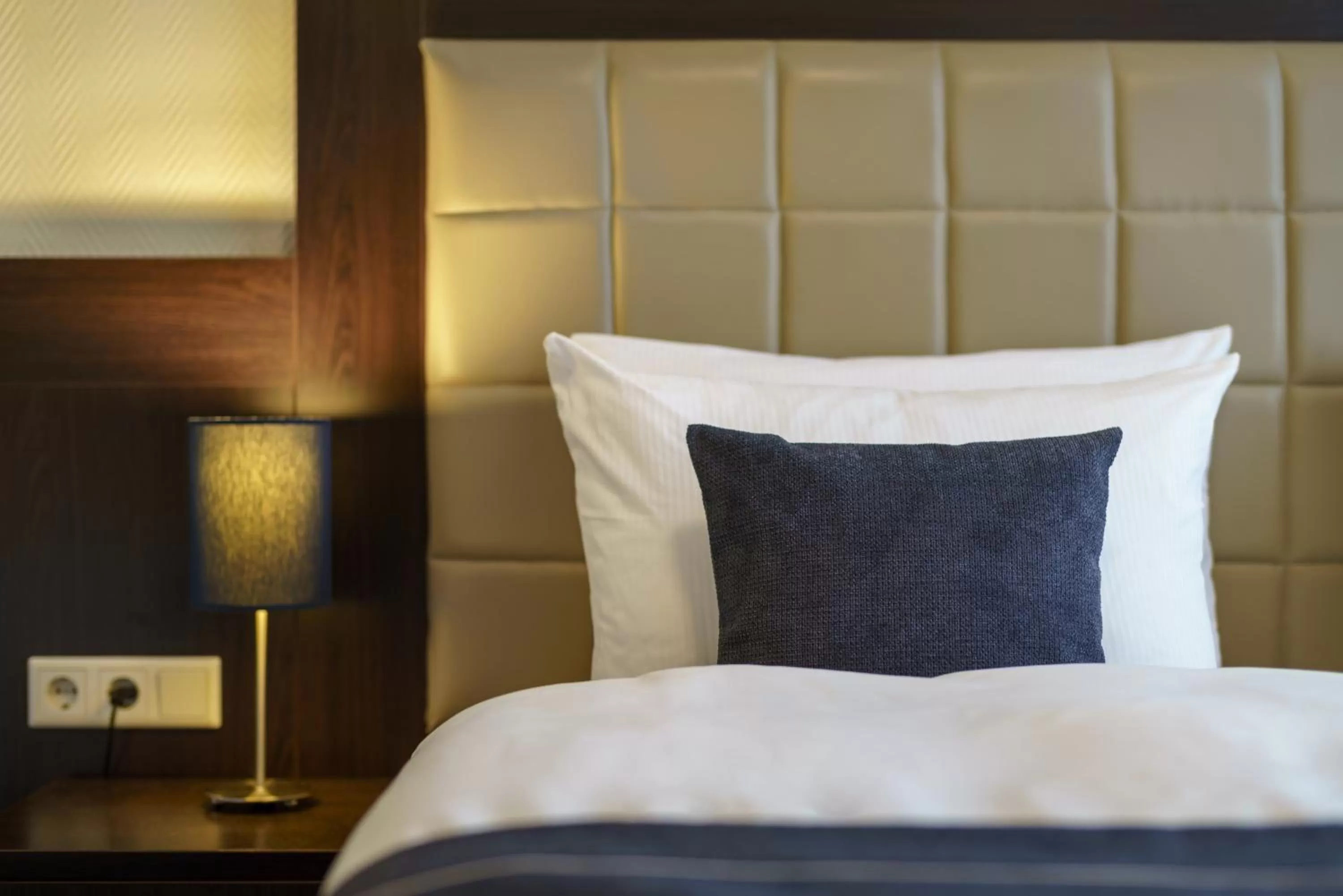 Photo of the whole room, Bed in Hotel Continental Hamburg Hauptbahnhof