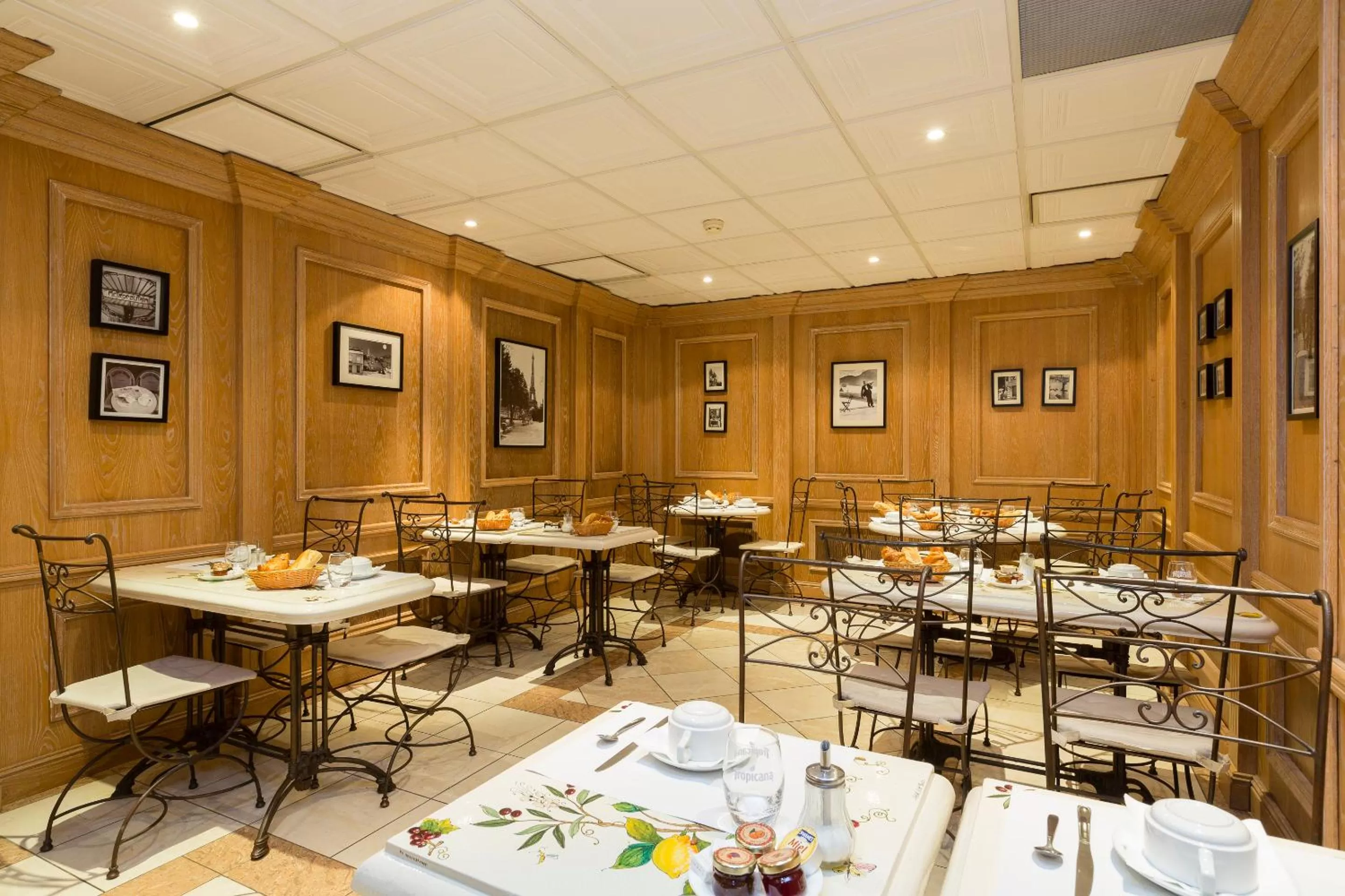 Restaurant/places to eat in Elysees Niel Hotel