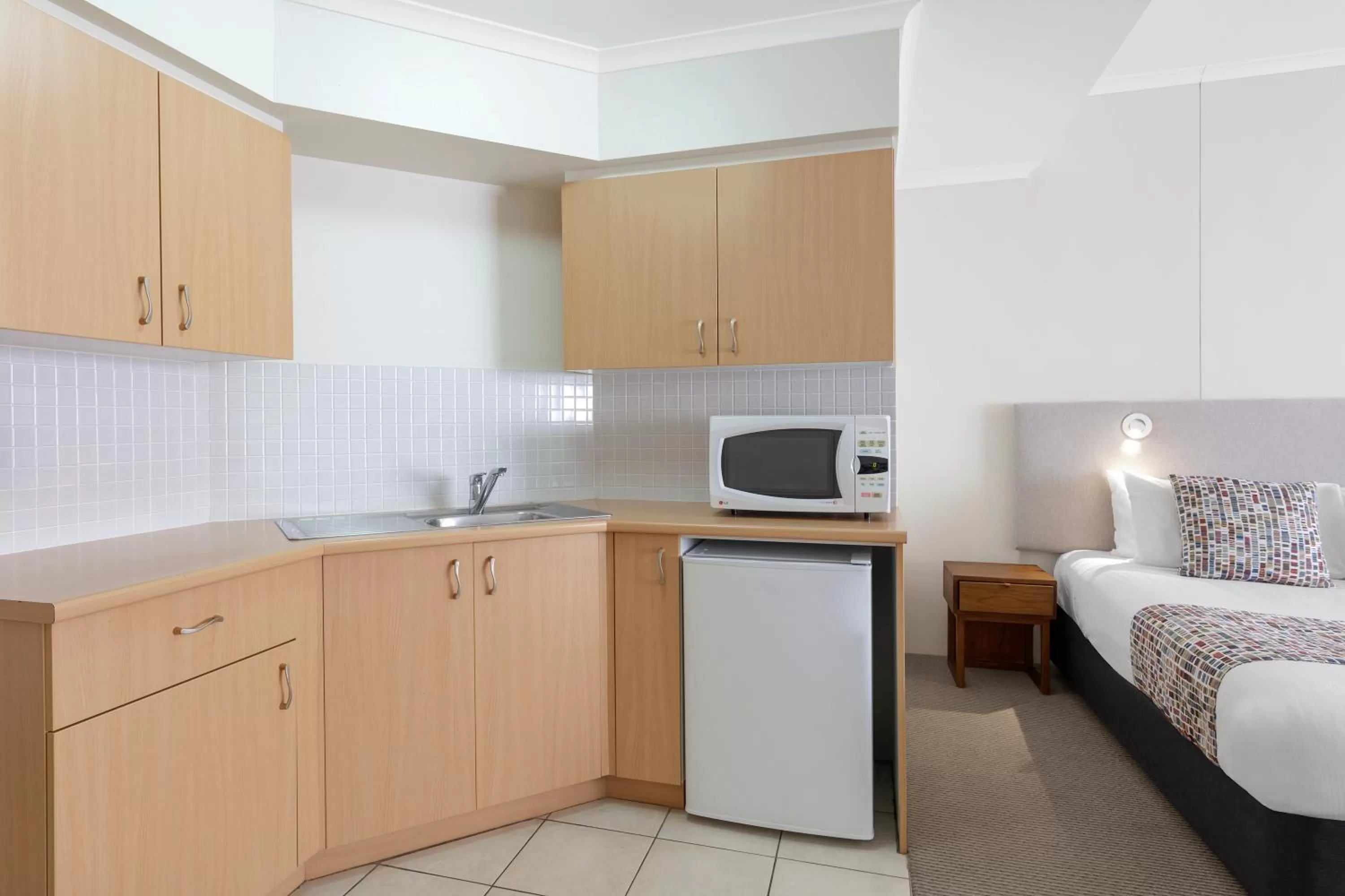 Kitchen or kitchenette, Bed in Ramada Resort by Wyndham Shoal Bay