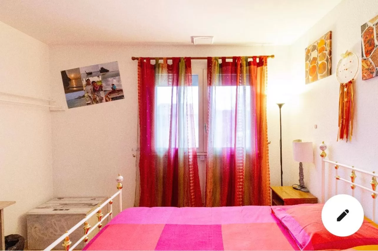 Bed in 2 CHAMBRES B&B PRÈS DE L'AÉROPORT ET DU MEETT