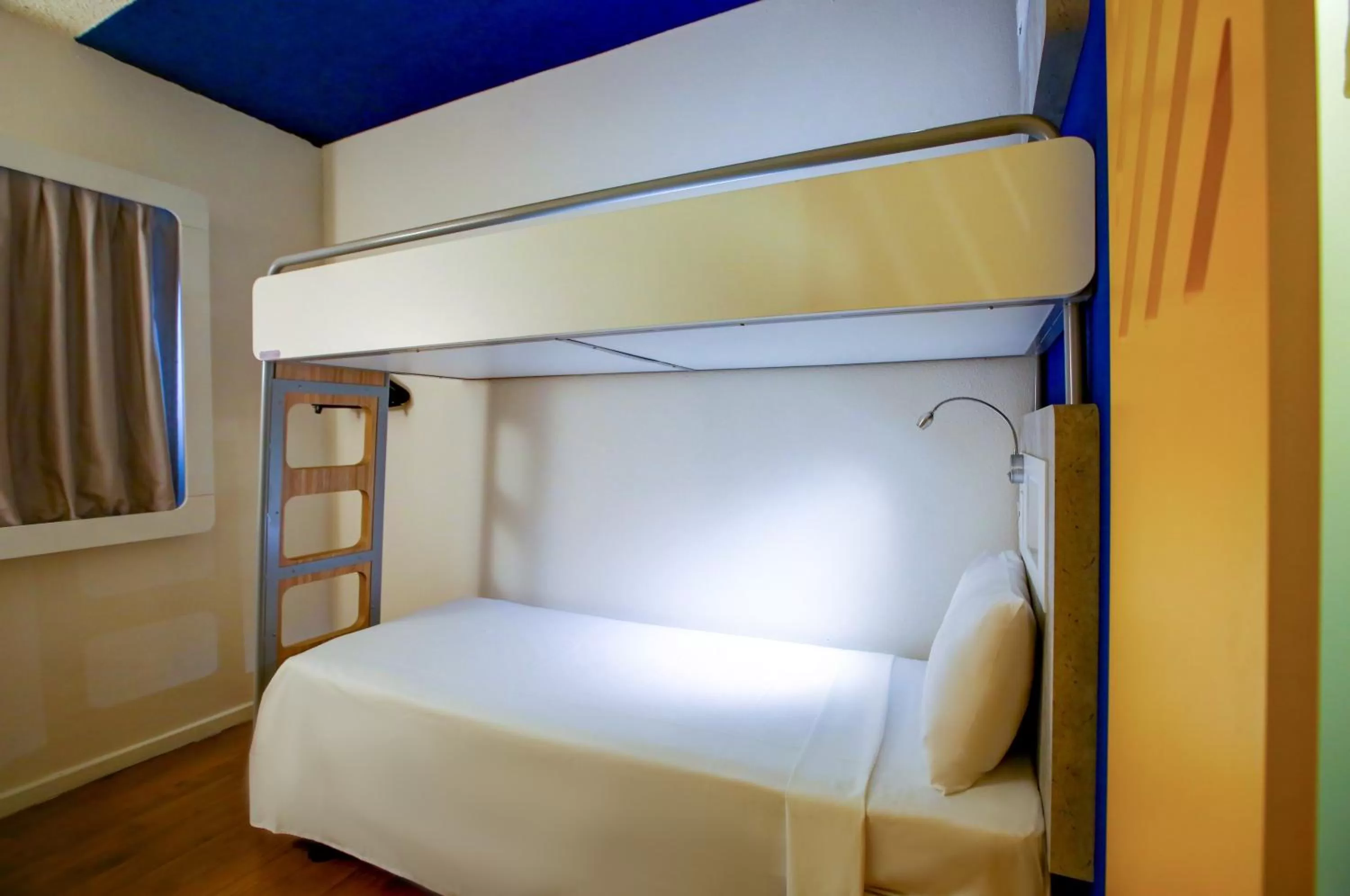 Bedroom, Bed in ibis budget Tambore