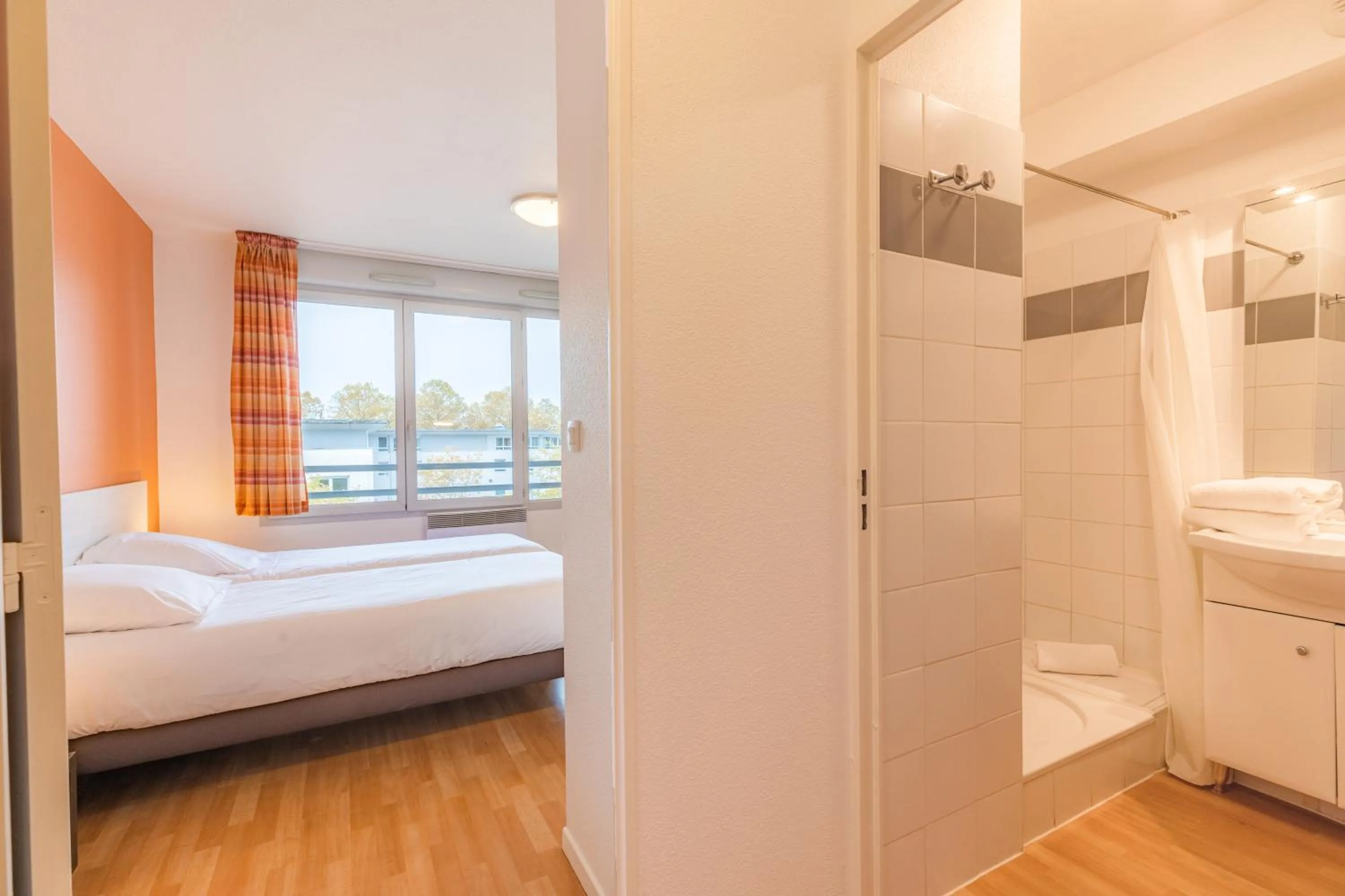 Bathroom, Bed in Appart'City Classic Bourg-en-Bresse
