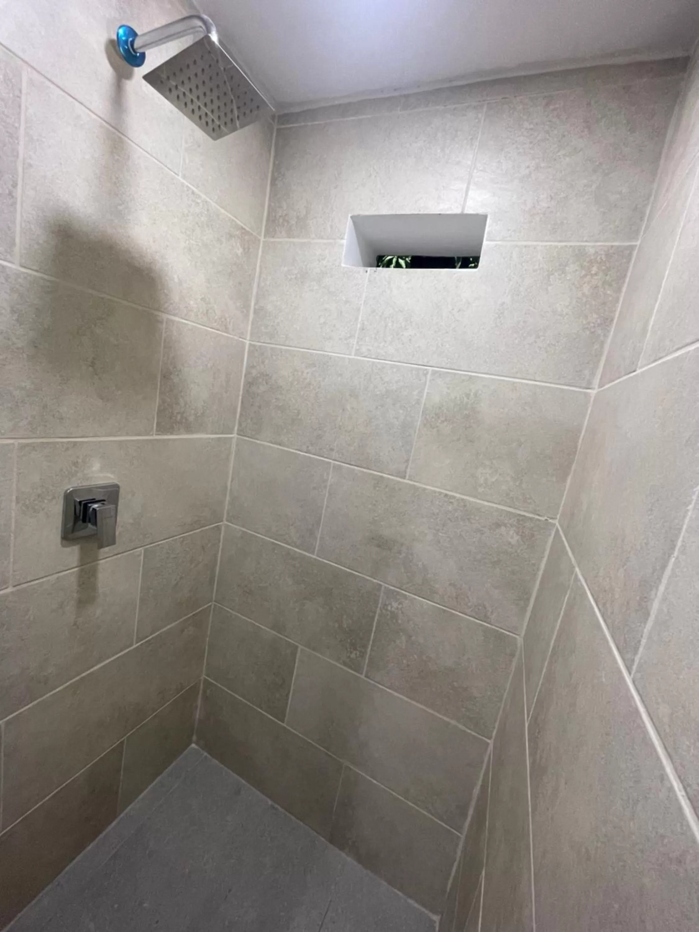 Shower, Bathroom in Hotel De León Estadio