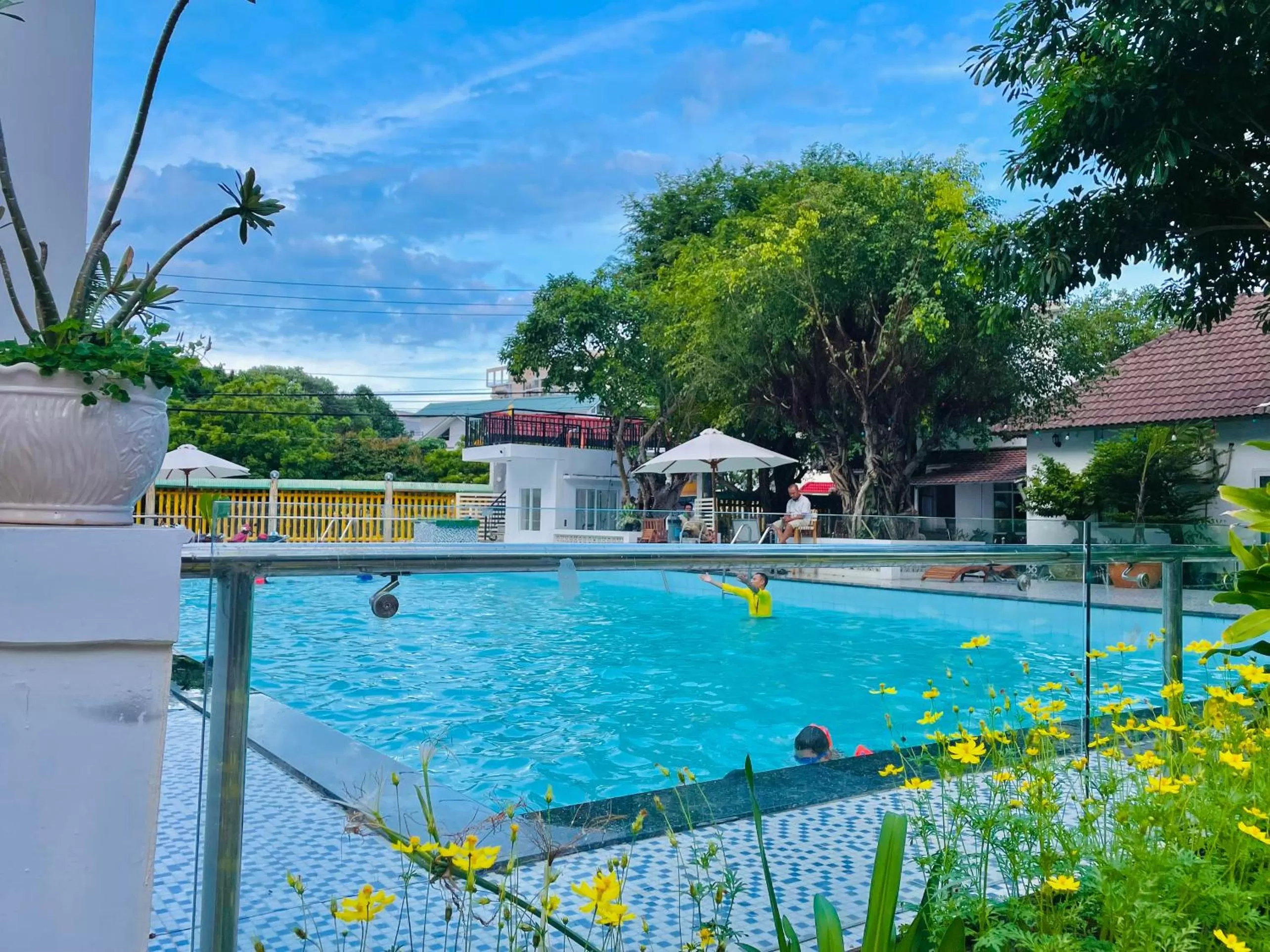 Swimming pool in Caroline Resort