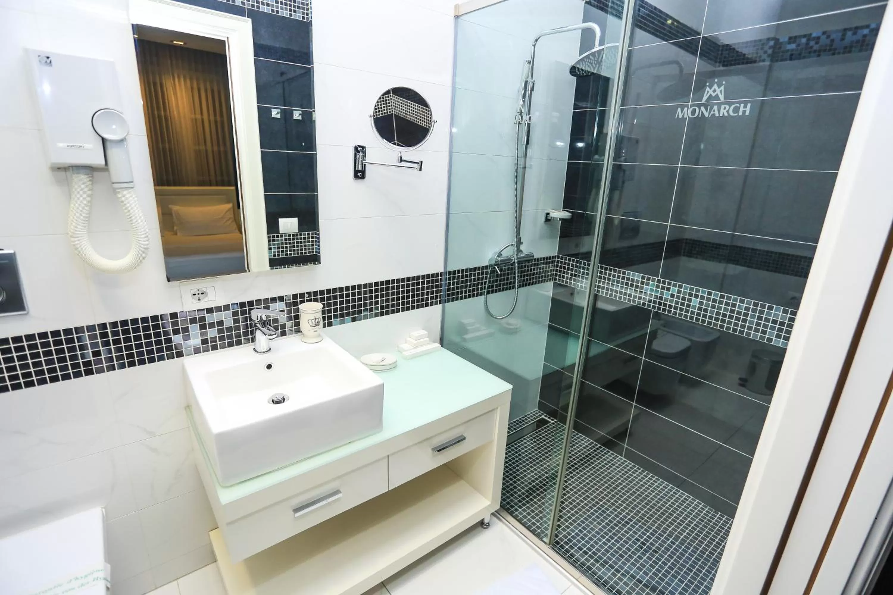 Shower in Hotel Monarch