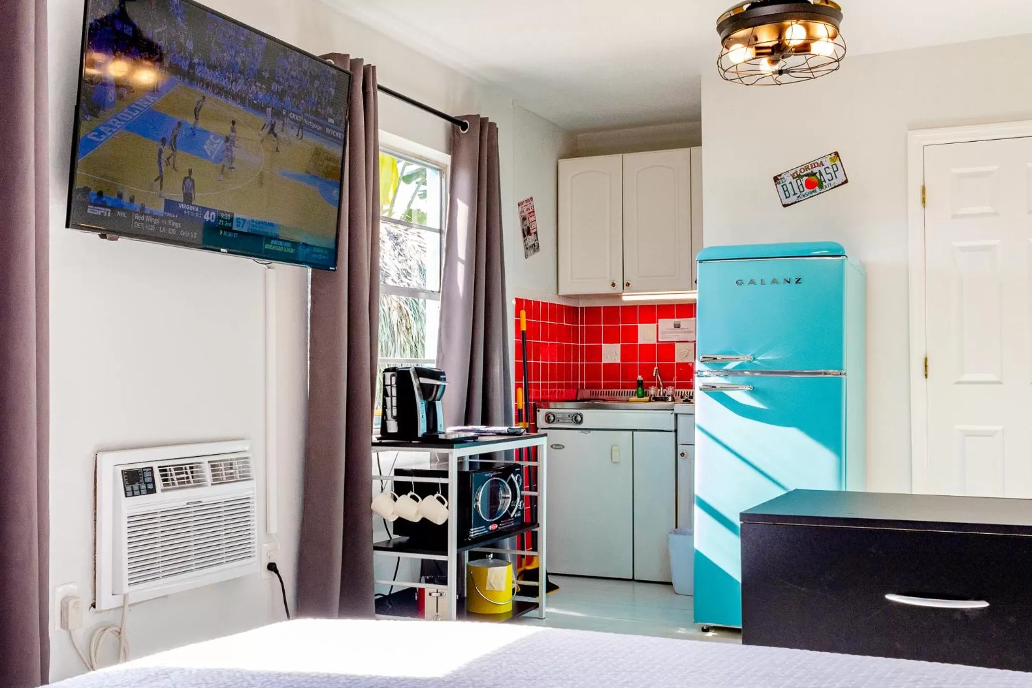 Kitchen or kitchenette in Sea Jay Motel and Marina