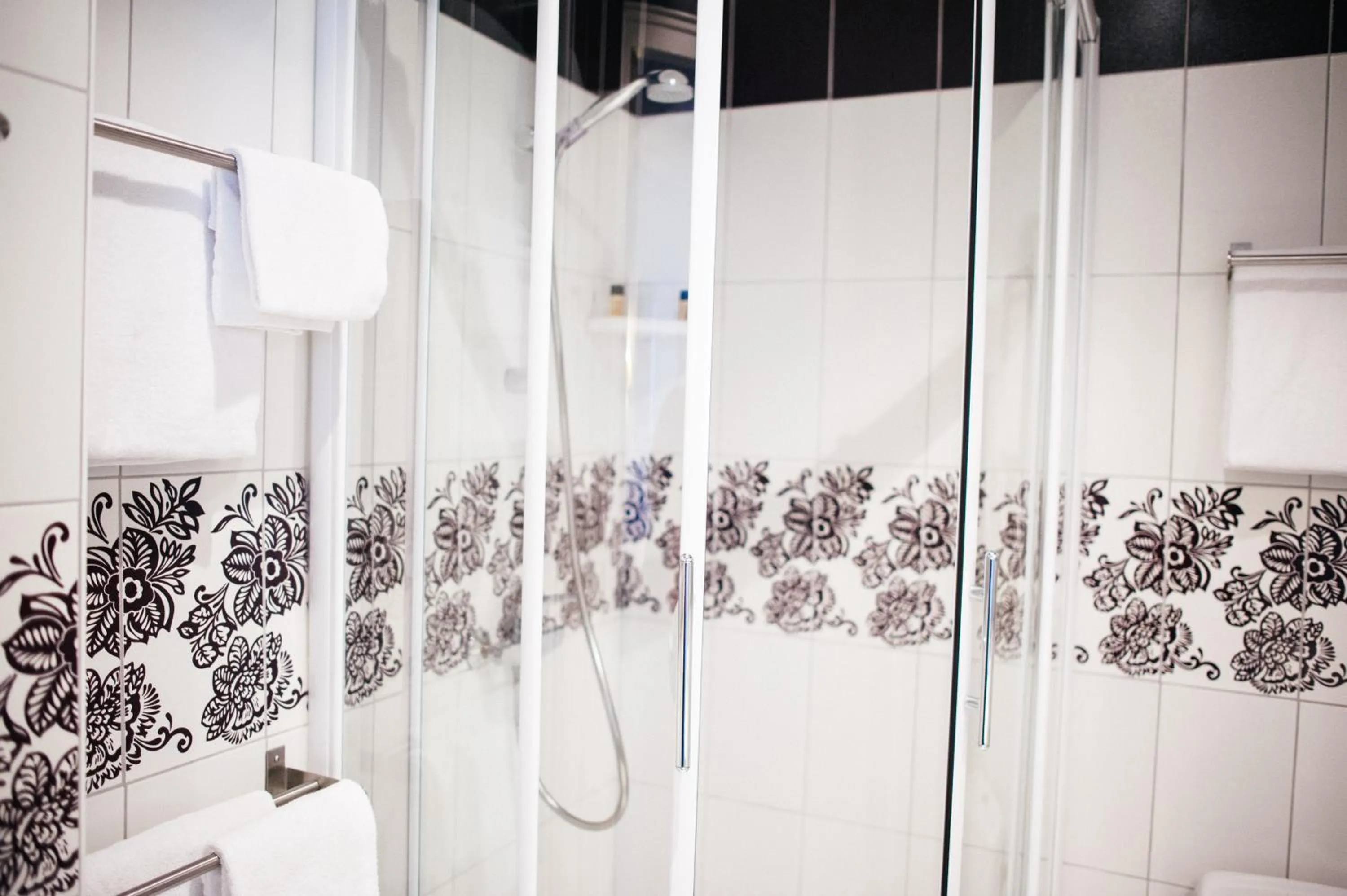 Bathroom in Hôtel Carmin
