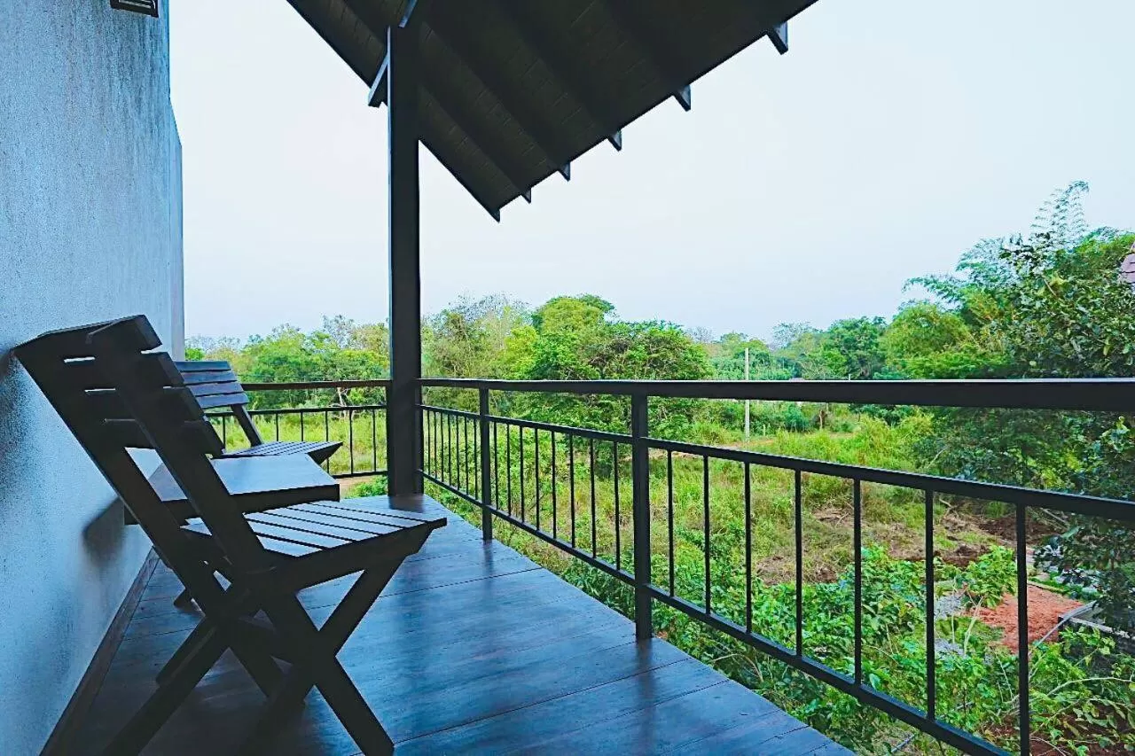 Restaurant/places to eat, Balcony/Terrace in Lolu Village Resort