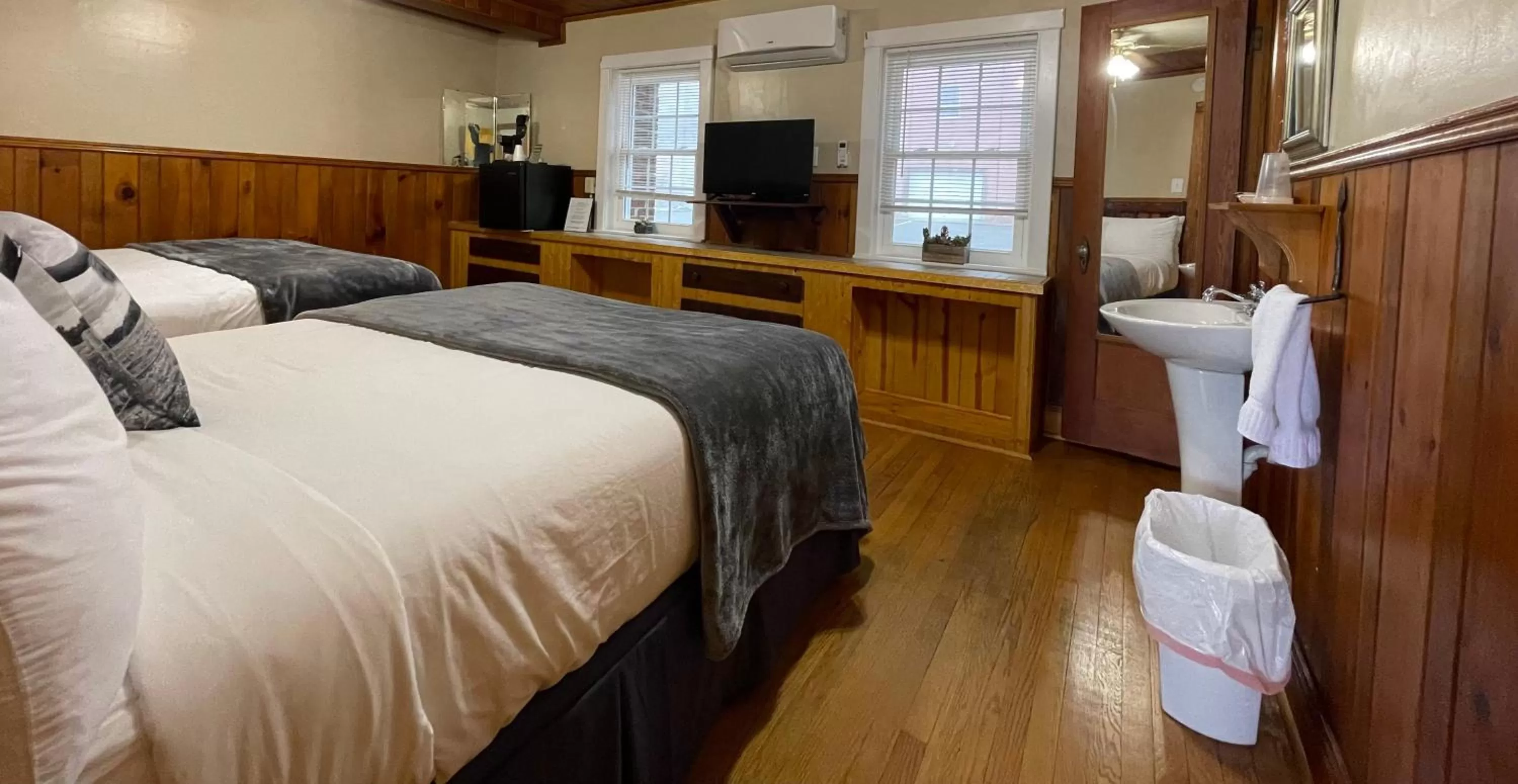 Bed in Skyline Village Inn