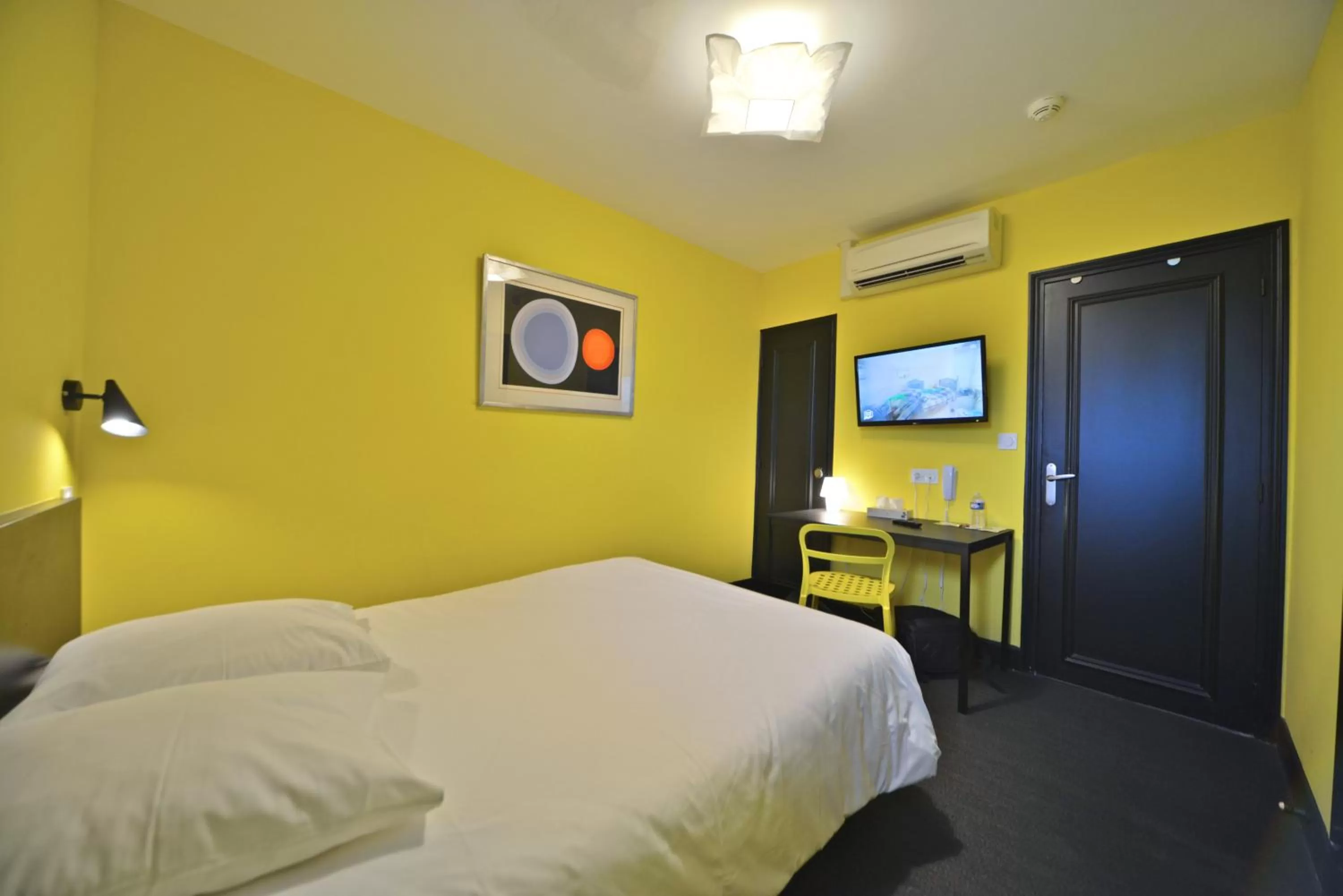 Bed in Logis - Hotel Restaurant La Mire