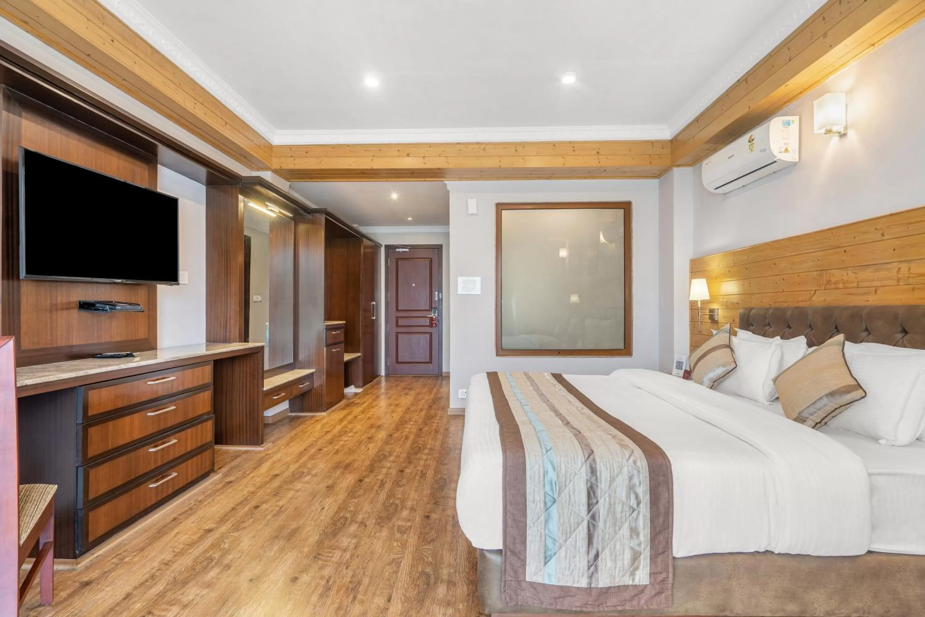 Communal lounge/ TV room, Bed in Summit Alpine Abode Hotel