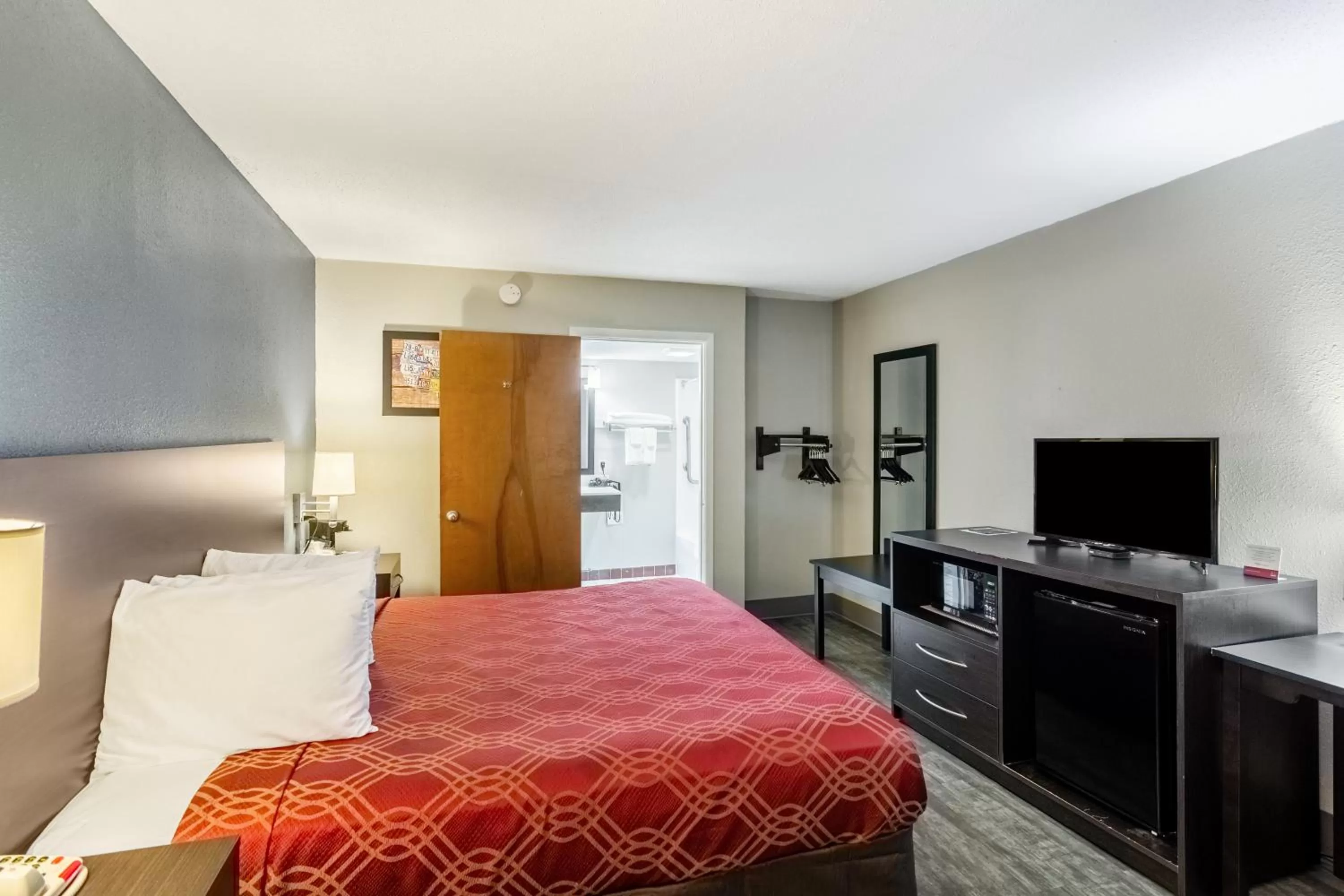 Photo of the whole room in Econo Lodge